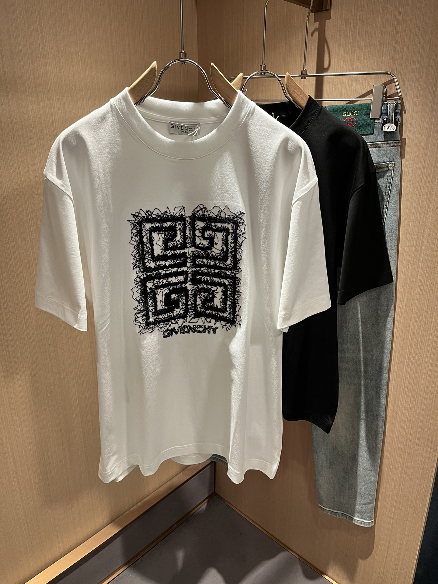 NO:125150,Giv*chy/Ji*xi Spring and Summer new short-sleeved T-shirt for men and women, the main creator has injected new fashion energy into fashion. By exploring various themes and sexy charm, it is highly recognizable and leads the new street fashion trend. This model is the exclusive outstanding design element of G family, with the design logo logo pattern embroidery design!  Perfect fusion, clear and restored patterns, showing the elegant style of the brand. The original 260g pure cotton material is made of solid and high-end fabric, and the upper body can be easily controlled, showing the casual and fashionable charm. Size M-3XL, gucci, T-shirt, tees, t-shirt, alexander wang19860909Giv*chy/纪*希春夏新款男女同款短袖T恤,主创时尚注入了全新时尚能量.通过探索各种题材和性感魅力,极具辨识度,引领全新街头时尚潮流.该款是G家独家的出彩设计元素,设计标识logo图案刺绣设计！完美融合,图案清晰还原度极高,彰显品牌优雅格调.选用原版260g纯棉材质,面料紧实高级,上身均可轻松驾驭,展现休闲自在时尚魅力.尺码M-3XL,,gucci,T-shirt,tees，t-shirt,alexander wang,Men's clothing