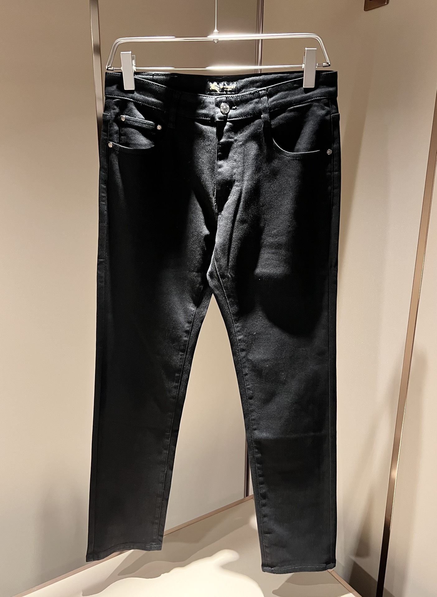 【⚠️】 BURBER*Y巴*莉 2025早春新品男士高端休闲百搭牛仔裤!对于BUR粉丝来说,这样