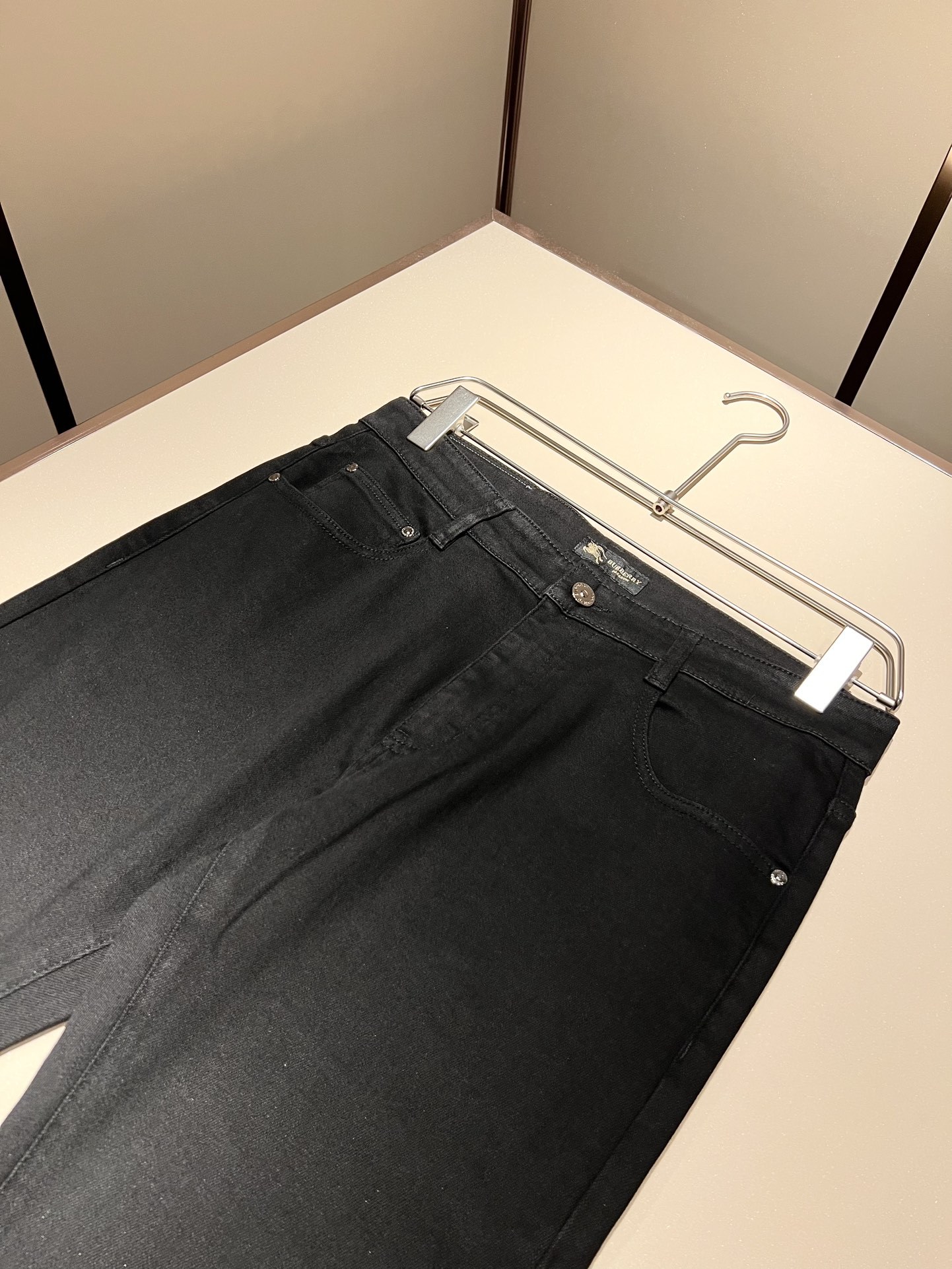 【⚠️】 BURBER*Y巴*莉 2025早春新品男士高端休闲百搭牛仔裤!对于BUR粉丝来说,这样