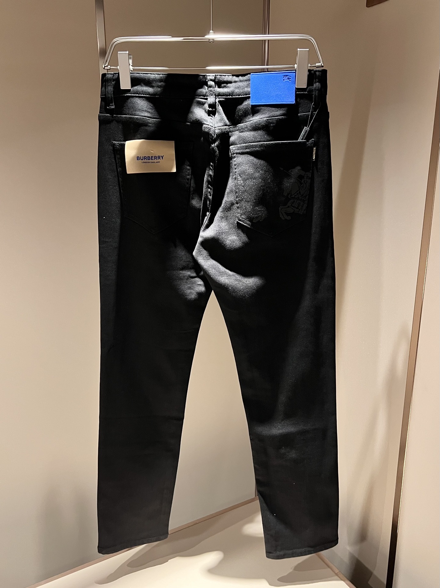 【⚠️】 BURBER*Y巴*莉 2025早春新品男士高端休闲百搭牛仔裤!对于BUR粉丝来说,这样