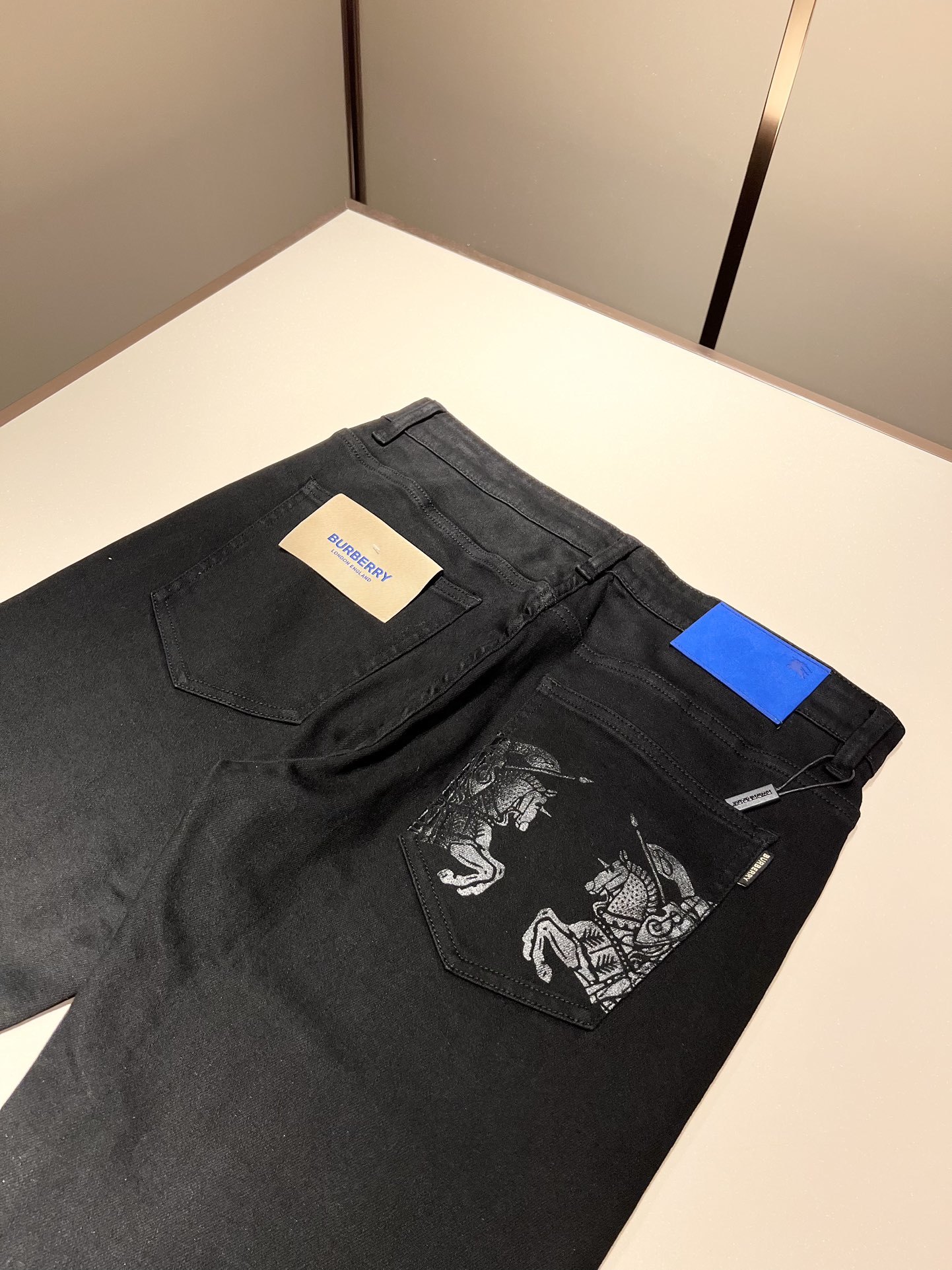 【⚠️】 BURBER*Y巴*莉 2025早春新品男士高端休闲百搭牛仔裤!对于BUR粉丝来说,这样