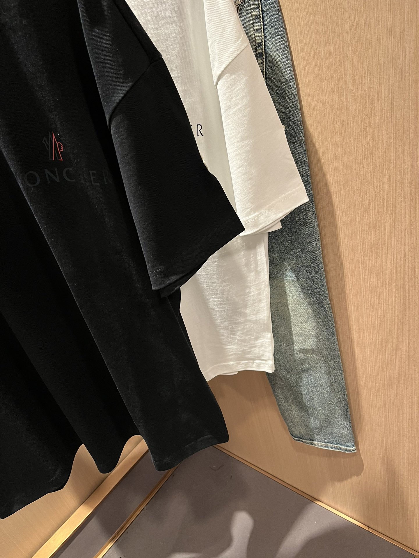  Moncler蒙家 2025春夏男女同款👫情侣款最新的贸易订单短袖T恤，全品相！！网红款！采用logo