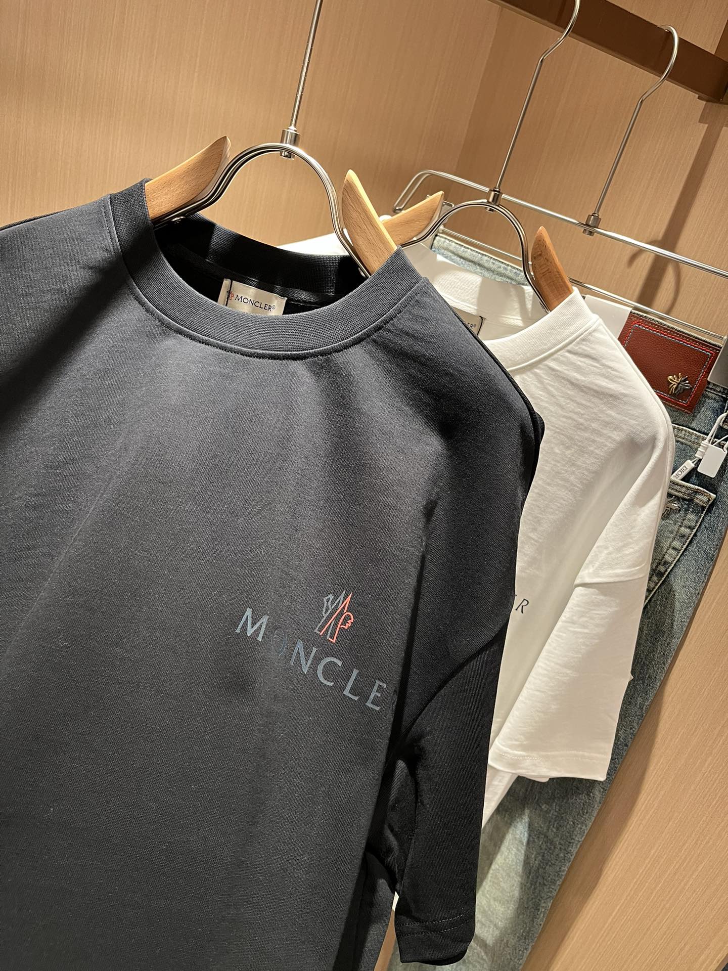  Moncler蒙家 2025春夏男女同款👫情侣款最新的贸易订单短袖T恤，全品相！！网红款！采用logo