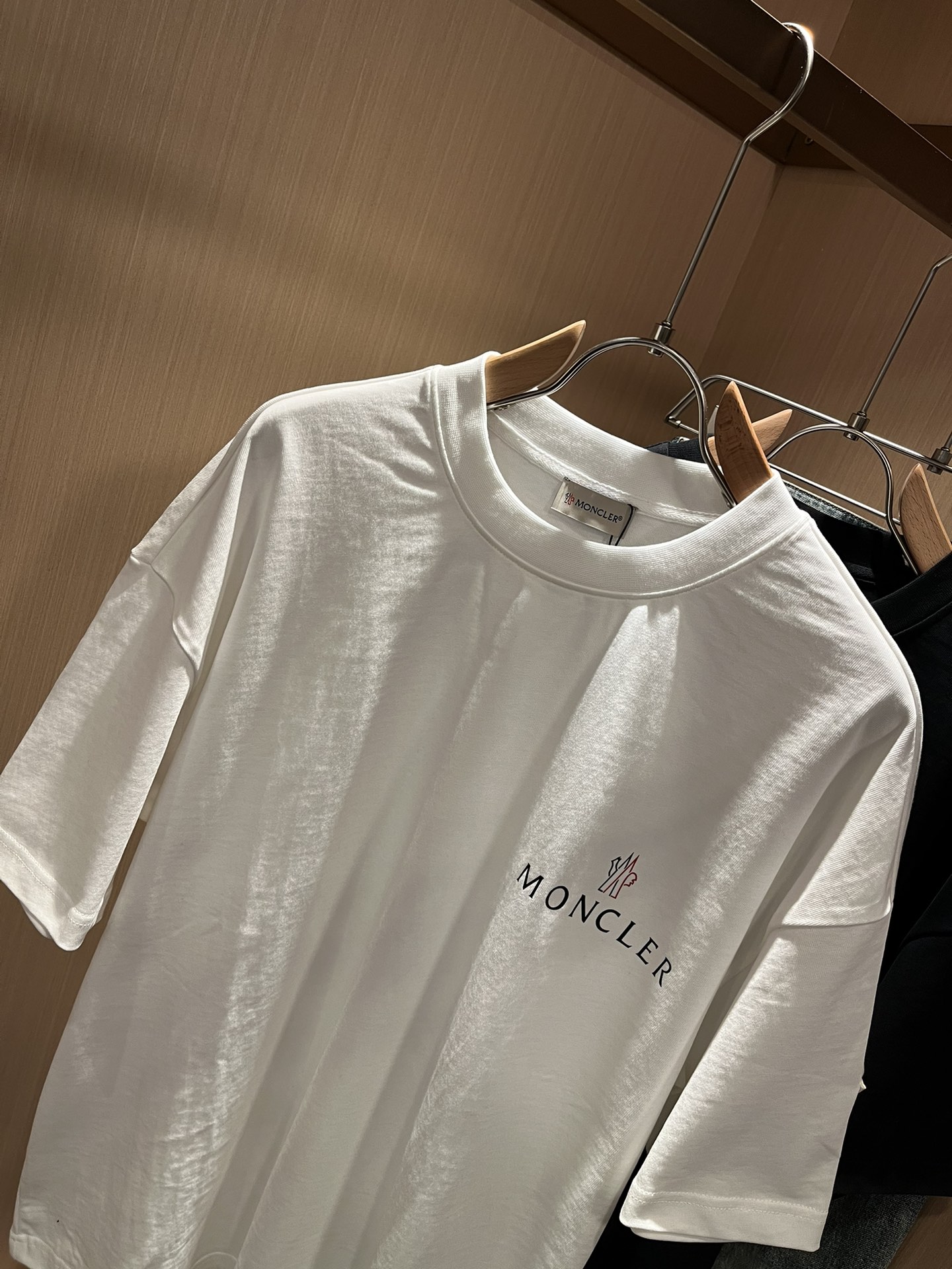  Moncler蒙家 2025春夏男女同款👫情侣款最新的贸易订单短袖T恤，全品相！！网红款！采用logo