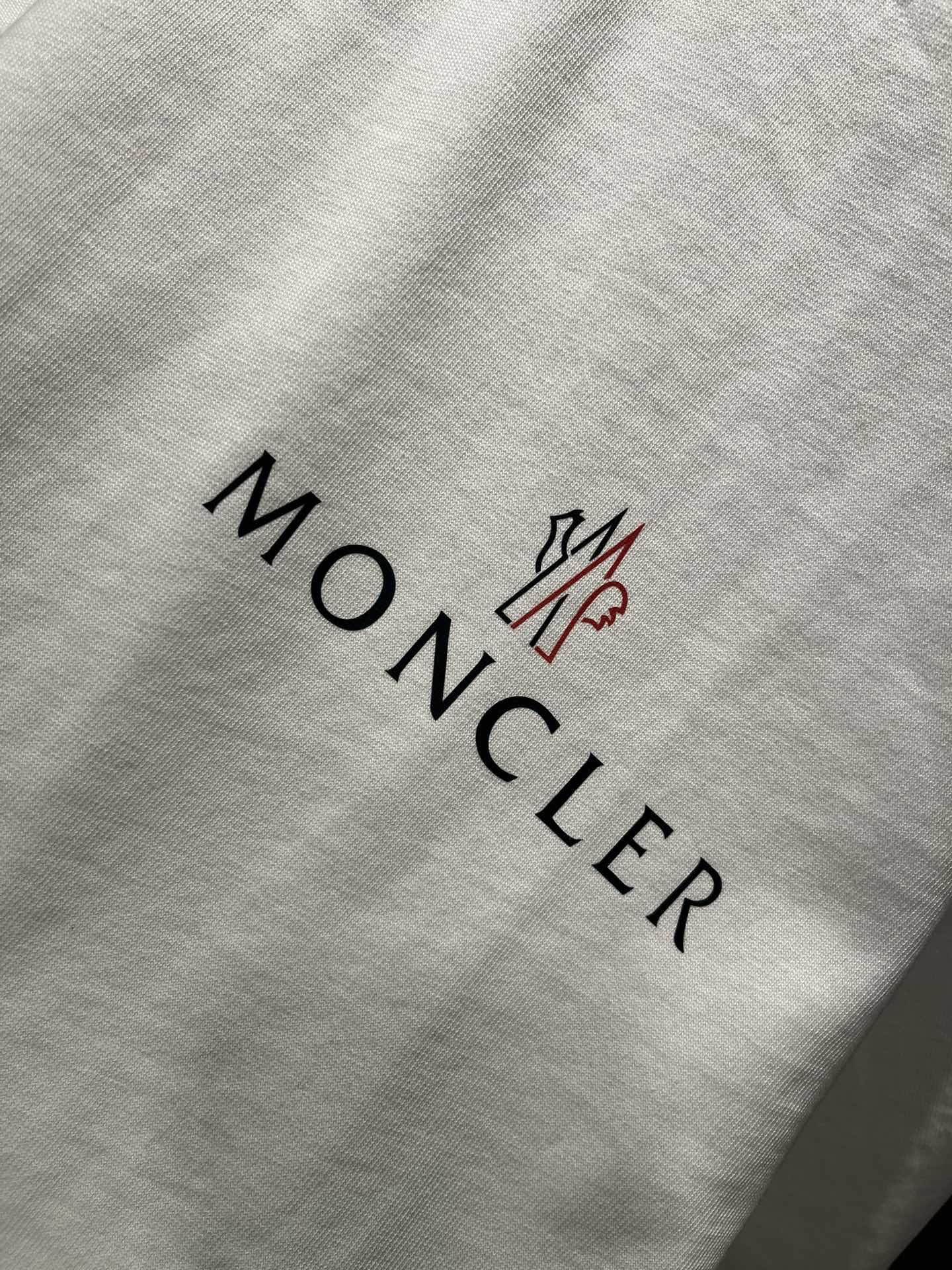  Moncler蒙家 2025春夏男女同款👫情侣款最新的贸易订单短袖T恤，全品相！！网红款！采用logo