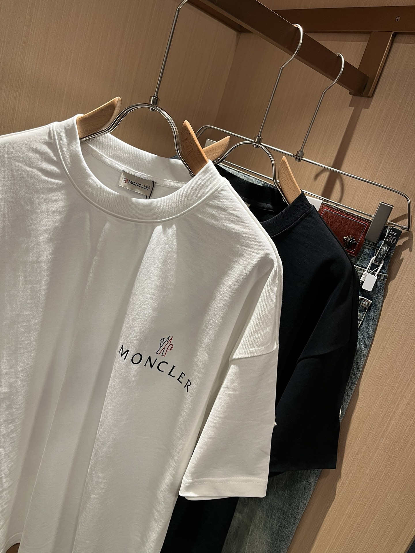  Moncler蒙家 2025春夏男女同款👫情侣款最新的贸易订单短袖T恤，全品相！！网红款！采用logo
