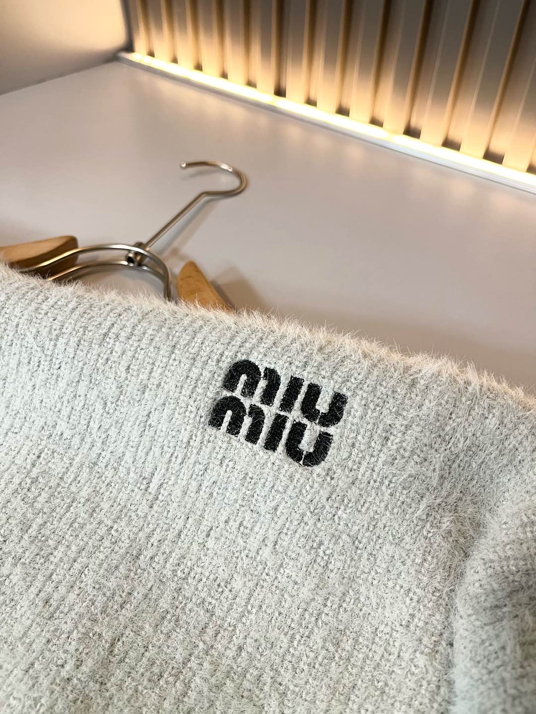  【⚠️】 MIUMIU 谬谬 2025秋冬新款男女同款👫针织羊绒衫，品牌最新设计元素！既不单调也不复杂