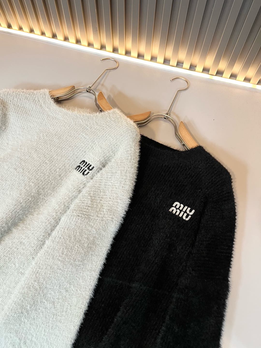  【⚠️】 MIUMIU 谬谬 2025秋冬新款男女同款👫针织羊绒衫，品牌最新设计元素！既不单调也不复杂