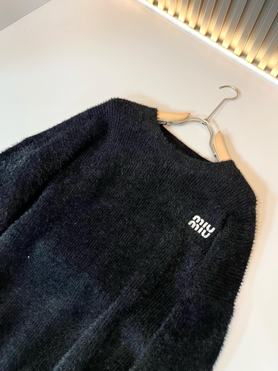  【⚠️】 MIUMIU 谬谬 2025秋冬新款男女同款👫针织羊绒衫，品牌最新设计元素！既不单调也不复杂
