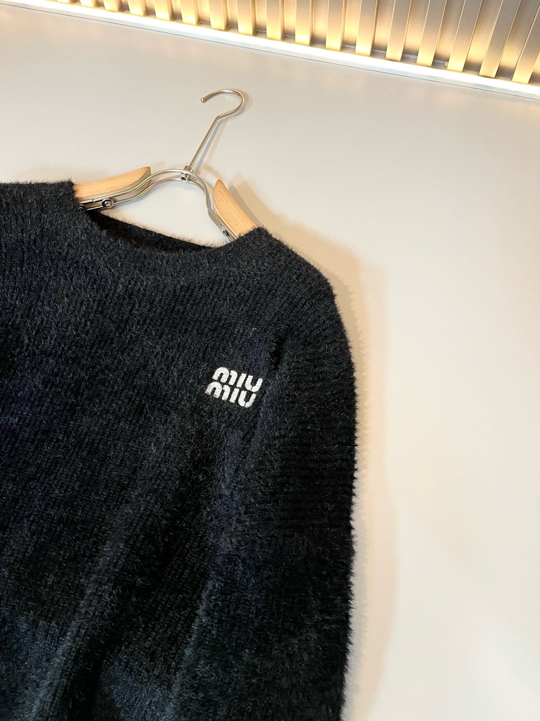 【⚠️】 MIUMIU 谬谬 2025秋冬新款男女同款👫针织羊绒衫，品牌最新设计元素！既不单调也不复杂