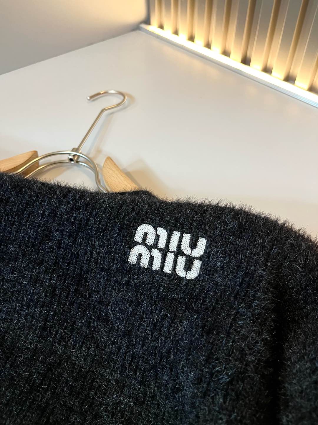  【⚠️】 MIUMIU 谬谬 2025秋冬新款男女同款👫针织羊绒衫，品牌最新设计元素！既不单调也不复杂