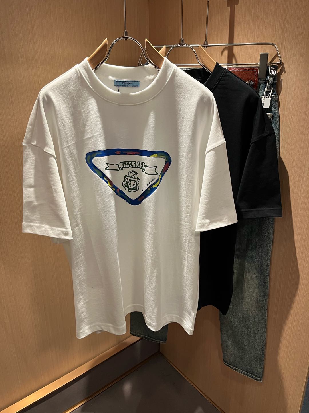 NO:116950,PRAD*A Pu*da 2025 spring and summer new short-sleeved T-shirt for men and women, the latest model is exclusively available on the entire network!  !  ~ It is classic and fashionable and versatile, who doesn’t like it? It will show the classic again. It is very pleasing to the eye and comes with a low luxury halo and recognition!  Pr*da's traditional brand concept and modern advanced technology are perfectly combined. Coupled with the extremely modern and simple design, P's exclusive logo pattern glue pressing design!  Customized 100% imported pure cotton fabric!  The texture of this model is quite touching, the specifications and grades are known with tentacles. The degree of delicateness and breathability are top-notch!  Size M-2XL, prada, T-shirt,tees, t-shirt,alexander wang19860909PRAD*A普*达2025春夏新款男女同款短袖T恤,最新款全网独家首上！！~既经典有时尚百搭,谁不爱啊,将经典再次展现,非常的耐看,自带低奢光环与辨识度！Pr*da传统的品牌理念和现代化的先进技术进行了完美结合.加上极其现代摩登风范的简约设计,p家专属logo图案压胶设计！定制百分百进口纯棉面料！此款的质感相当感人 触手便知规格档次 细腻程度与透气效果堪称顶级！尺码M-2XL,,prada,T-shirt,tees，t-shirt,alexander wang,Men's clothing