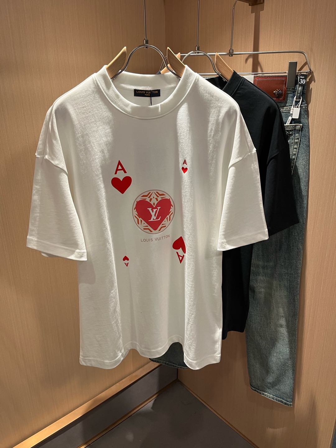 NO:116956,LouisVuitt*Louis*Deng The new series of spring and summer 2025 products are launched, a very fashionable and avant-garde short-sleeved T-shirt for men and women, with logo logo pattern and printing decoration!  Different from the past, it declares the design concept that has been passed down for many years in the brand!  Its eye-catchingness is no less than any classic style, perfectly presenting the fashionable, high-end and luxurious feeling in front of the world!  Made of imported 280 grams of cotton, selected high-quality pure cotton fabrics, soft and soft to the touch, the real thing is definitely beyond your imagination, close to the body and breathable, even if you sweat profusely, you will not feel greasy or stuffy, and will bring sweating and moisture absorption to the extreme!  Size M-2XL, louis vuitton,louis vuitton,t-shirt,tees,t-shirt,alexander wang19860909LouisVuitt*路易*登 2025春夏全新系列单品上线,非常时髦前卫的一款男女同款短袖T恤,标识logo图案印花修饰！区别于以往的不同,宣示品牌传承多年的设计理念！其吸睛度完全不亚于任何经典款式,将时髦高级感与奢华感完美呈现在世人眼前！客供进口280克全棉材质制成,精选优质纯棉面料,触感软糯亲肤细腻,实物到手绝对超乎你的想象,贴身无比舒适透气,即便是汗流浃背也不会有腻身及闷热感可言,将排汗吸湿性发挥到了极致！尺码M-2XL,,louis vuitton,louis vuitton,T-shirt,tees，t-shirt,alexander wang,Men's clothing