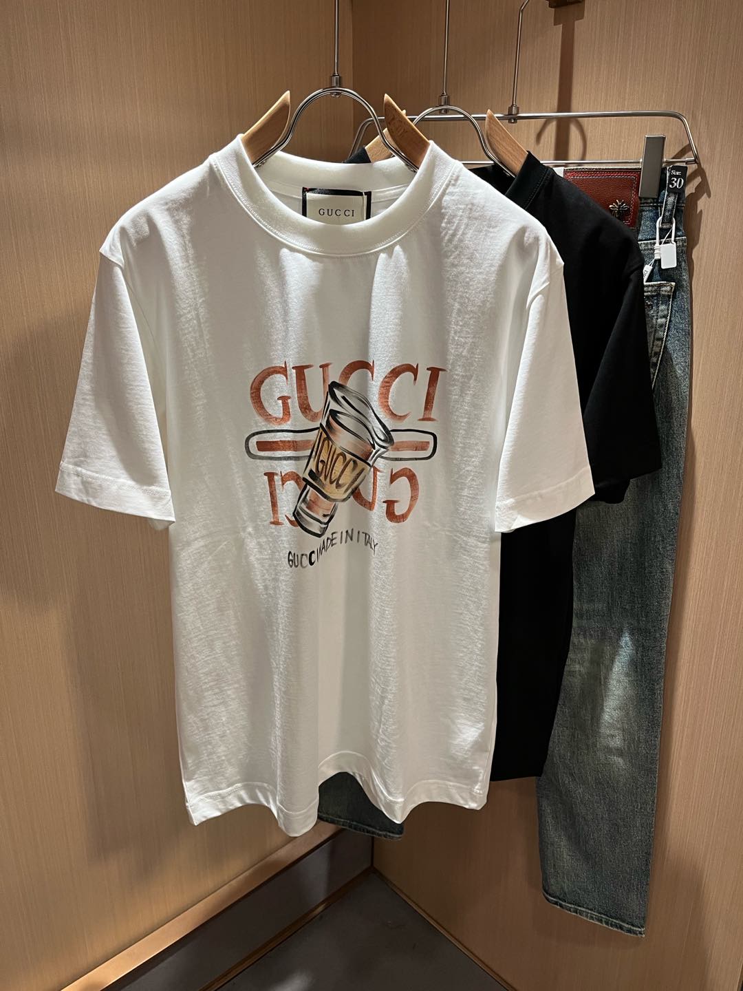 NO:121526,Gucc* Gujia 2025 spring and summer series basic round neck pullover short-sleeved T-shirt, men and women's couples casual loose cotton round neck short-sleeved T-shirt!  Trading companies have sparse channels and are released on the official website at the same time!  The latest series of spring and summer 2025, classic fashion design elements, injecting full vitality into the new series. This T-shirt is carefully selected for imported cotton fabrics. The fabric feels skin-friendly and soft and delicate, and the body logo print design!  It has an extremely comfortable and breathable wearing experience. The whole item is very eye-catching and fashionable, and is deeply loved by young people today!  The loose round neck cut is a neutral style regardless of age and gender, suitable for matching all the styles and looks you need in your daily life!  It is recommended to wear couple outfits to go out on the street to make it more pleasing to the eye!  Size S-2XL, gucci, gucci, T-shirt, tees, t-shirt, alexander wang19860909Gucc*古家 2025春夏系列基础圆领套头短袖T恤,男女同情侣款休闲宽松棉质圆领短袖T恤衫！贸易公司渠道稀出,同步官网发售 ！ 2025春夏最新系列,经典时尚设计元素,为全新系列注入满满活力,这款T恤衫用心甄选客供进口棉面料制成,面料手感亲肤柔软细腻,衣身logo印花设计！拥有着无比舒适透气性的穿着体验,整件单品极具吸睛度与时尚感,深受当下年轻人的喜爱！基础宽松的圆领版型裁剪,不分年龄与性别的中性款式,适合搭配你日常所需的所有风格与造型！建议搭配情侣装出街会更为养眼出色！尺码S-2XL,,gucci,gucci,T-shirt,tees，t-shirt,alexander wang,Men's clothing