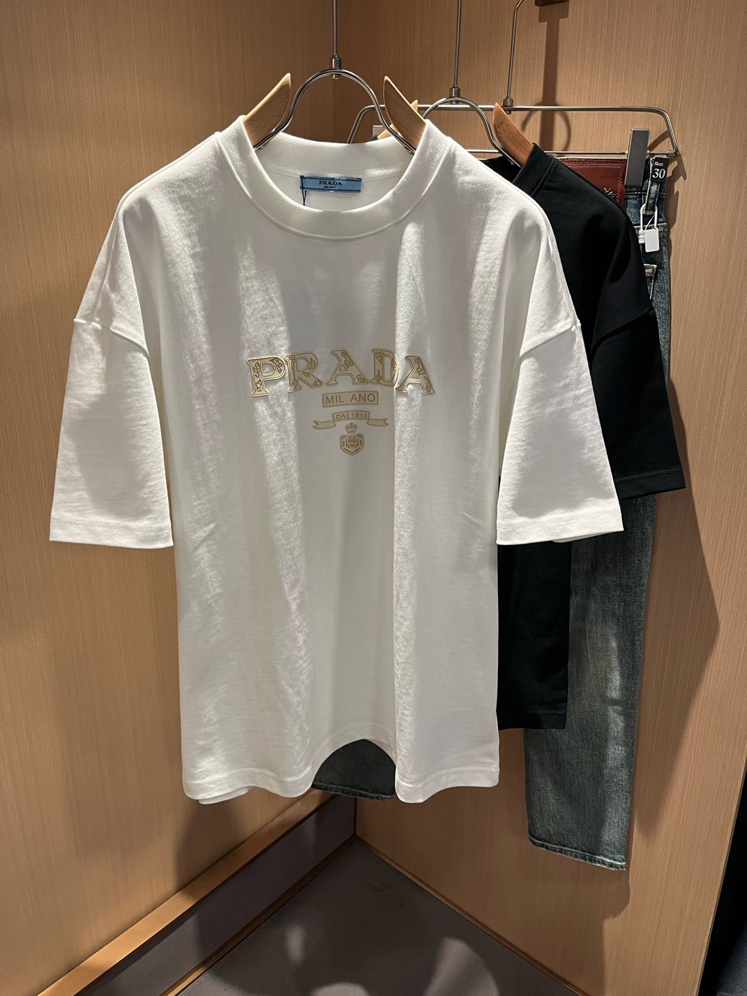NO:116945,PRAD*A Pu*da 2025 spring and summer new short-sleeved T-shirt for men and women, the latest model is exclusively available on the entire network!  !  ~ It is classic and fashionable and versatile, who doesn’t like it? It will show the classic again. It is very pleasing to the eye and comes with a low luxury halo and recognition!  Pr*da's traditional brand concept and modern advanced technology are perfectly combined. Coupled with the extremely modern and simple design, P's exclusive logo pattern glue pressing design!  Customized 100% imported pure cotton fabric!  The texture of this model is quite touching, the specifications and grades are known with tentacles. The degree of delicateness and breathability are top-notch!  Size M-2XL, prada, T-shirt,tees, t-shirt,alexander wang19860909PRAD*A普*达2025春夏新款男女同款短袖T恤,最新款全网独家首上！！~既经典有时尚百搭,谁不爱啊,将经典再次展现,非常的耐看,自带低奢光环与辨识度！Pr*da传统的品牌理念和现代化的先进技术进行了完美结合.加上极其现代摩登风范的简约设计,p家专属logo图案压胶设计！定制百分百进口纯棉面料！此款的质感相当感人 触手便知规格档次 细腻程度与透气效果堪称顶级！尺码M-2XL,,prada,T-shirt,tees，t-shirt,alexander wang,Men's clothing