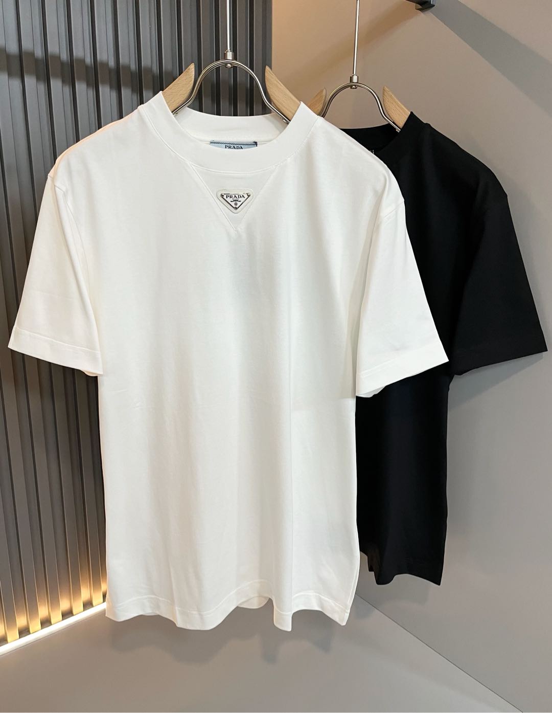 NO:121548,PRAD*A Pu*da 2025 spring and summer new short-sleeved T-shirt for men and women, the latest model is exclusively available on the entire network!  !  ~ It is classic and fashionable and versatile, who doesn’t like it? It will show the classic again. It is very pleasing to the eye and comes with a low luxury halo and recognition!  Pr*da's traditional brand concept and modern advanced technology are perfectly combined. Coupled with the extremely modern and simple design, P-family exclusive logo pattern hardware design!  Customized 100% imported pure cotton fabric!  The texture of this model is quite touching, the specifications and grades are known with tentacles. The degree of delicateness and breathability are top-notch!  Size S-2XL, prada, T-shirt,tees, t-shirt,alexander wang19860909PRAD*A普*达2025春夏新款男女同款短袖T恤,最新款全网独家首上！！~既经典有时尚百搭,谁不爱啊,将经典再次展现,非常的耐看,自带低奢光环与辨识度！Pr*da传统的品牌理念和现代化的先进技术进行了完美结合.加上极其现代摩登风范的简约设计,p家专属logo图案五金设计！定制百分百进口纯棉面料！此款的质感相当感人 触手便知规格档次 细腻程度与透气效果堪称顶级！尺码S-2XL,,prada,T-shirt,tees，t-shirt,alexander wang,Men's clothing