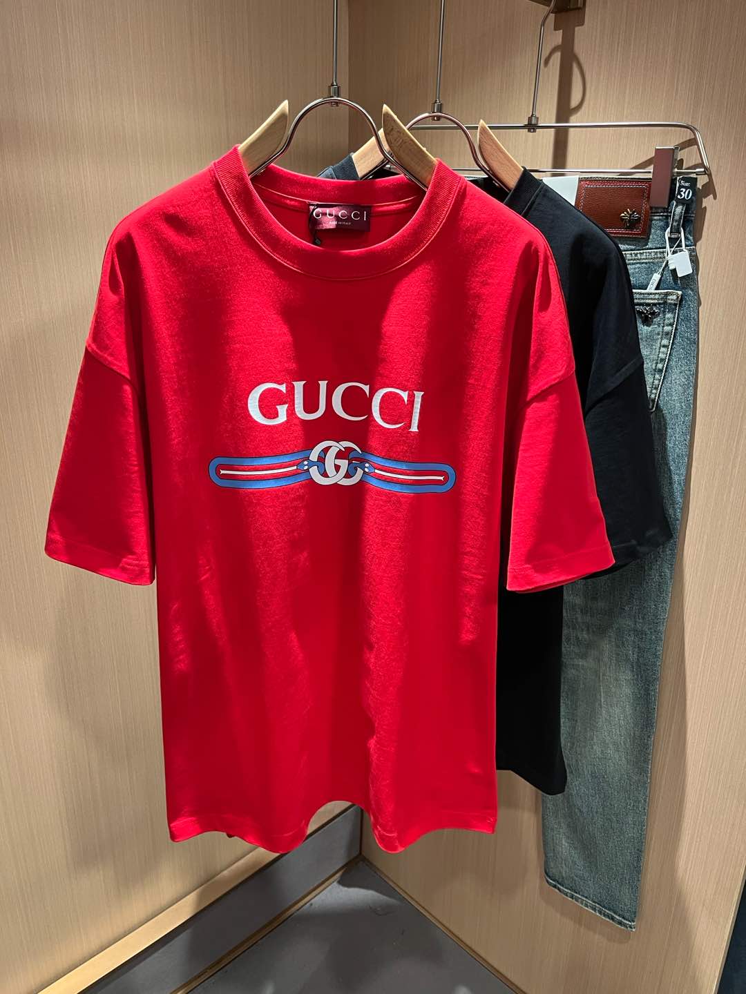 NO:120204,Gucc* Gujia 2025 spring and summer series basic round neck pullover short-sleeved T-shirt, men and women's couples casual loose cotton round neck short-sleeved T-shirt!  Trading companies have sparse channels and are released on the official website at the same time!  The latest series of spring and summer 2025, classic fashion design elements, injecting full vitality into the new series. This T-shirt is carefully selected for imported cotton fabrics. The fabric feels skin-friendly and soft and delicate, and the body logo print design!  It has an extremely comfortable and breathable wearing experience. The whole item is very eye-catching and fashionable, and is deeply loved by young people today!  The loose round neck cut is a neutral style regardless of age and gender, suitable for matching all the styles and looks you need in your daily life!  It is recommended to wear couple outfits to go out on the street to make it more pleasing to the eye!  Size S-2XL, gucci, gucci, T-shirt, tees, t-shirt, alexander wang19860909Gucc*古家 2025春夏系列基础圆领套头短袖T恤,男女同情侣款休闲宽松棉质圆领短袖T恤衫！贸易公司渠道稀出,同步官网发售 ！ 2025春夏最新系列,经典时尚设计元素,为全新系列注入满满活力,这款T恤衫用心甄选客供进口棉面料制成,面料手感亲肤柔软细腻,衣身logo印花设计！拥有着无比舒适透气性的穿着体验,整件单品极具吸睛度与时尚感,深受当下年轻人的喜爱！基础宽松的圆领版型裁剪,不分年龄与性别的中性款式,适合搭配你日常所需的所有风格与造型！建议搭配情侣装出街会更为养眼出色！尺码S-2XL,,gucci,gucci,T-shirt,tees，t-shirt,alexander wang,Men's clothing