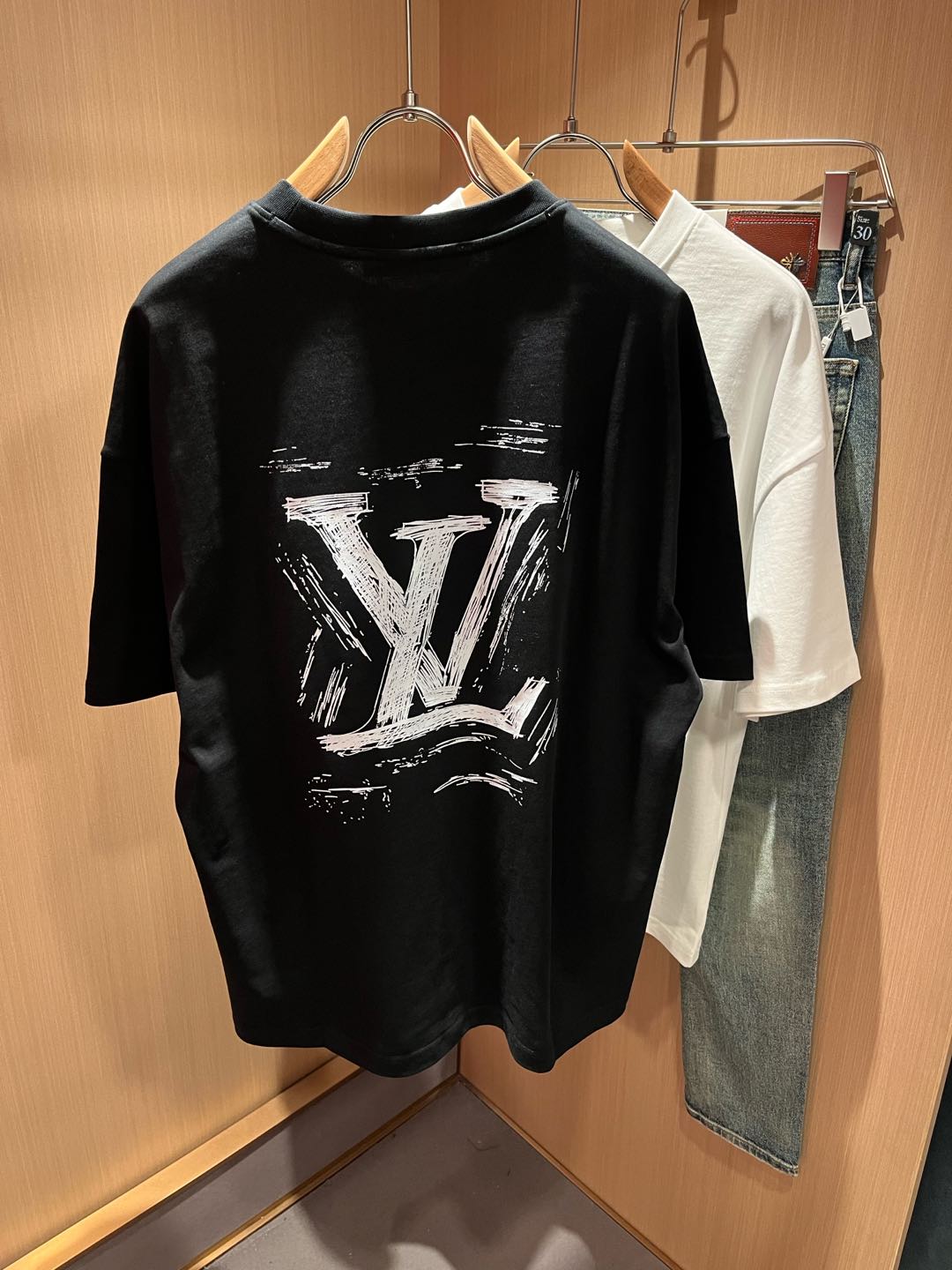   LouisVuitt*路易*登 2025春夏全新系列单品上线，非常时髦前卫的一款男女同款短袖T恤，标