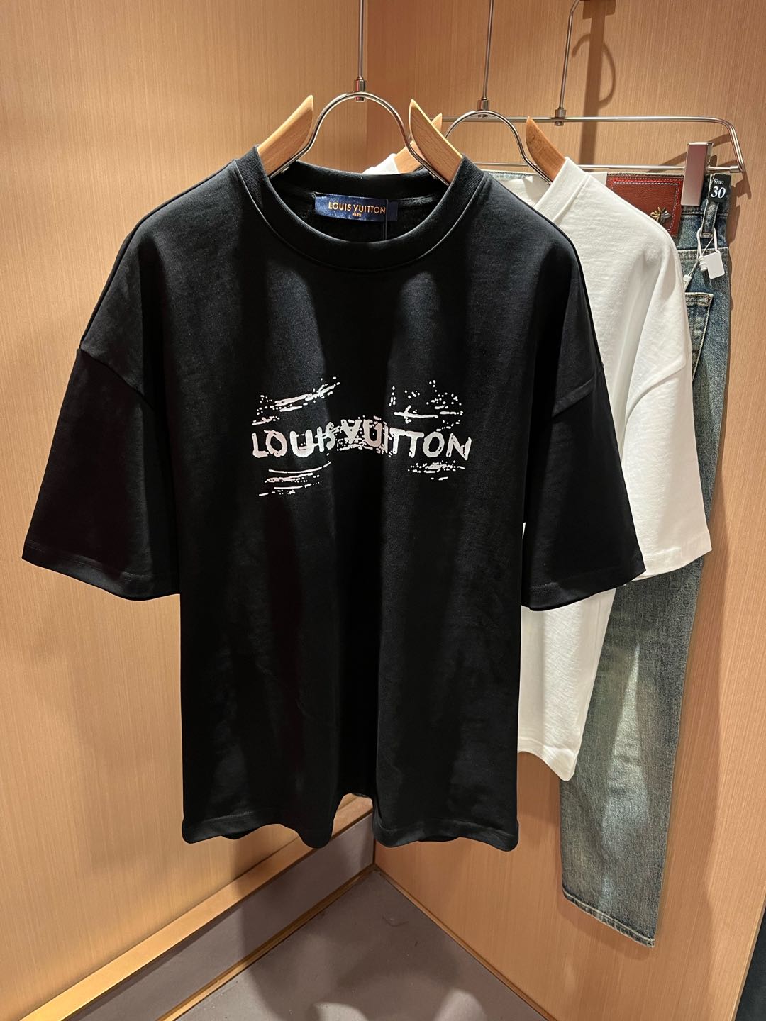   LouisVuitt*路易*登 2025春夏全新系列单品上线，非常时髦前卫的一款男女同款短袖T恤，标