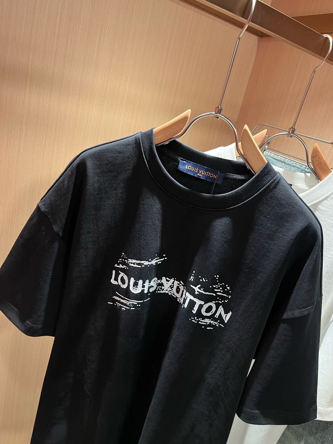   LouisVuitt*路易*登 2025春夏全新系列单品上线，非常时髦前卫的一款男女同款短袖T恤，标