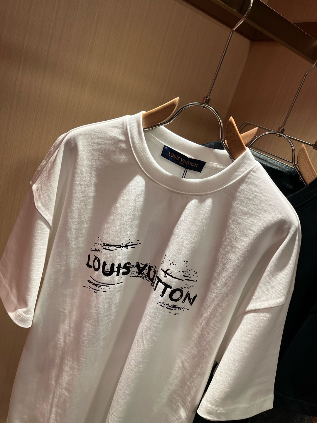   LouisVuitt*路易*登 2025春夏全新系列单品上线，非常时髦前卫的一款男女同款短袖T恤，标