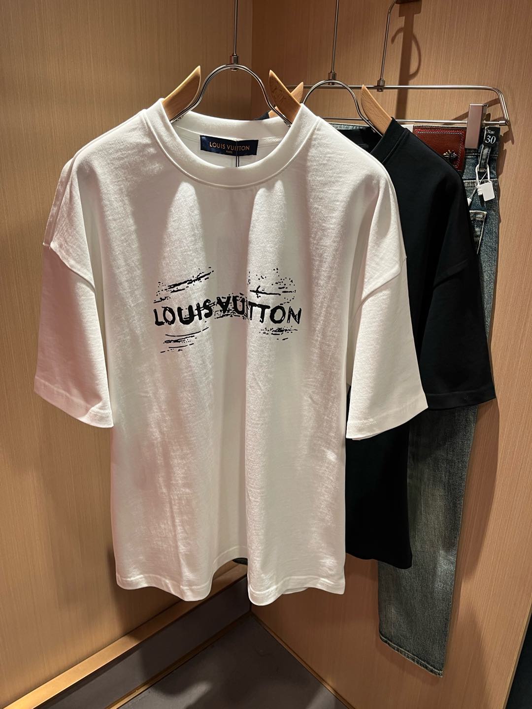   LouisVuitt*路易*登 2025春夏全新系列单品上线，非常时髦前卫的一款男女同款短袖T恤，标