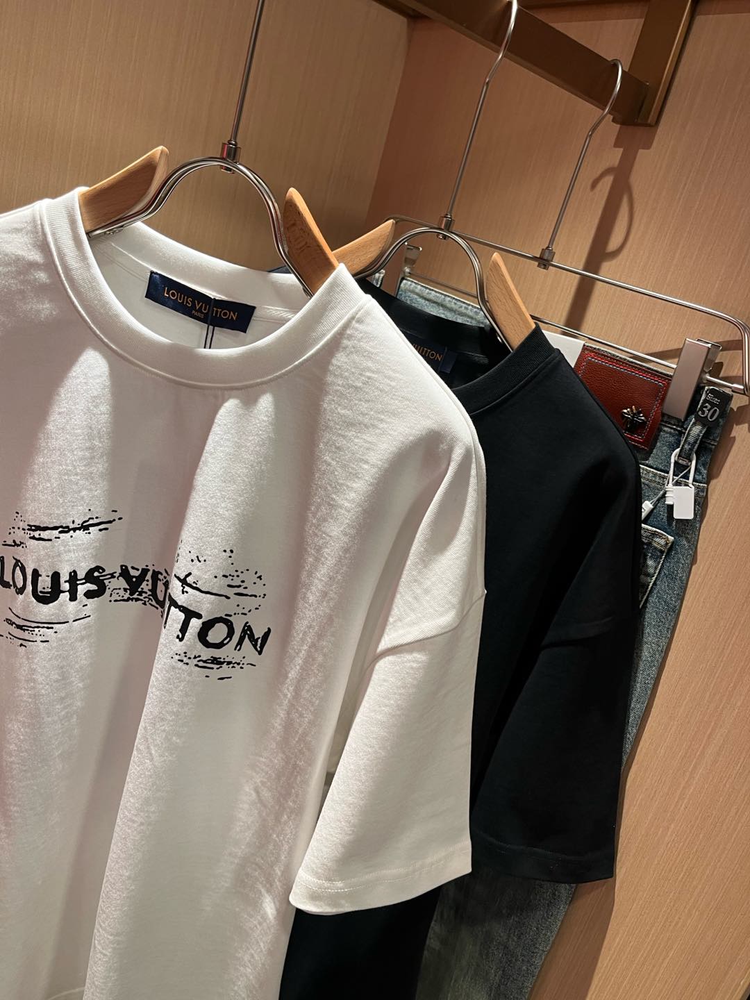   LouisVuitt*路易*登 2025春夏全新系列单品上线，非常时髦前卫的一款男女同款短袖T恤，标