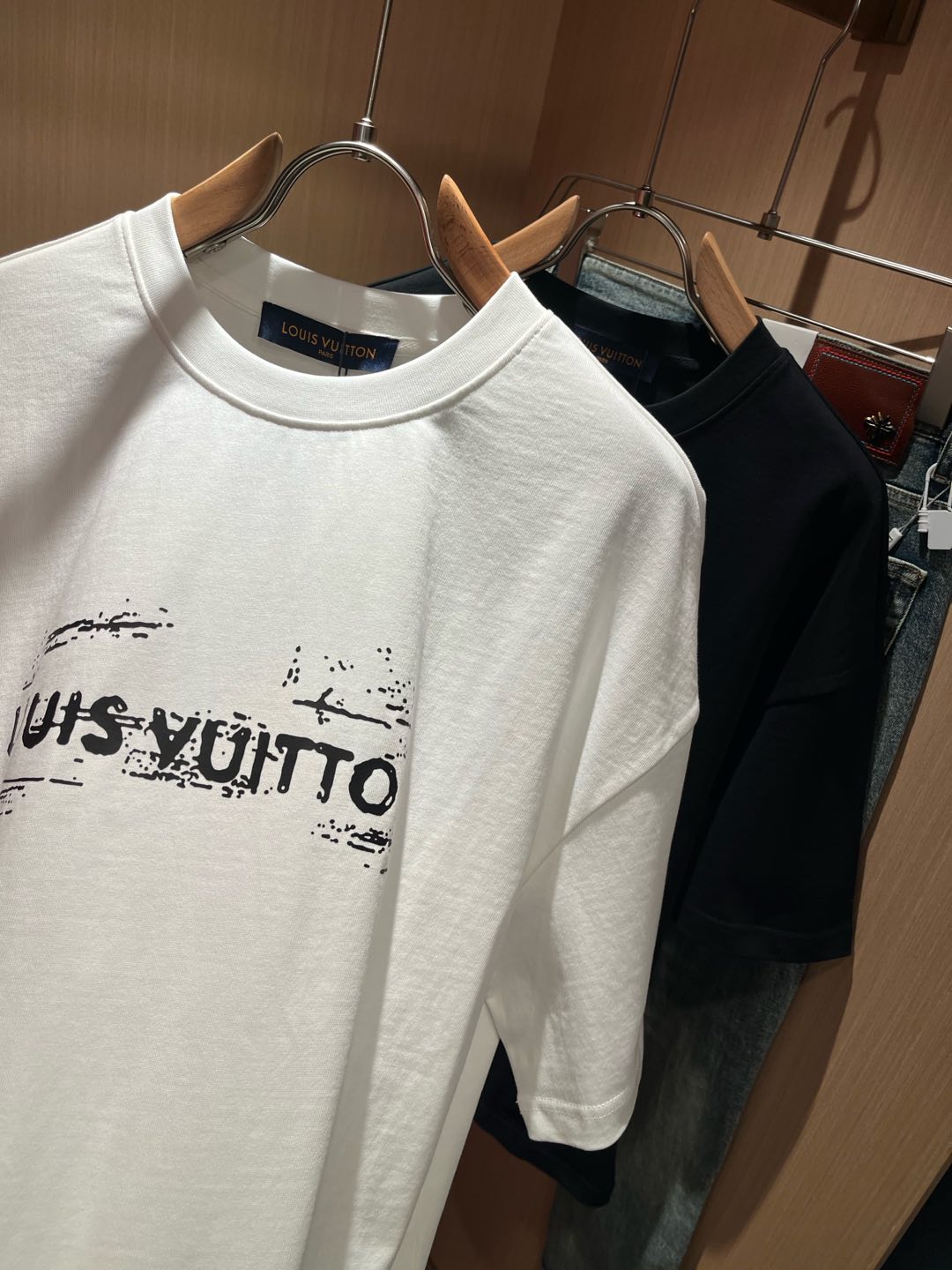   LouisVuitt*路易*登 2025春夏全新系列单品上线，非常时髦前卫的一款男女同款短袖T恤，标