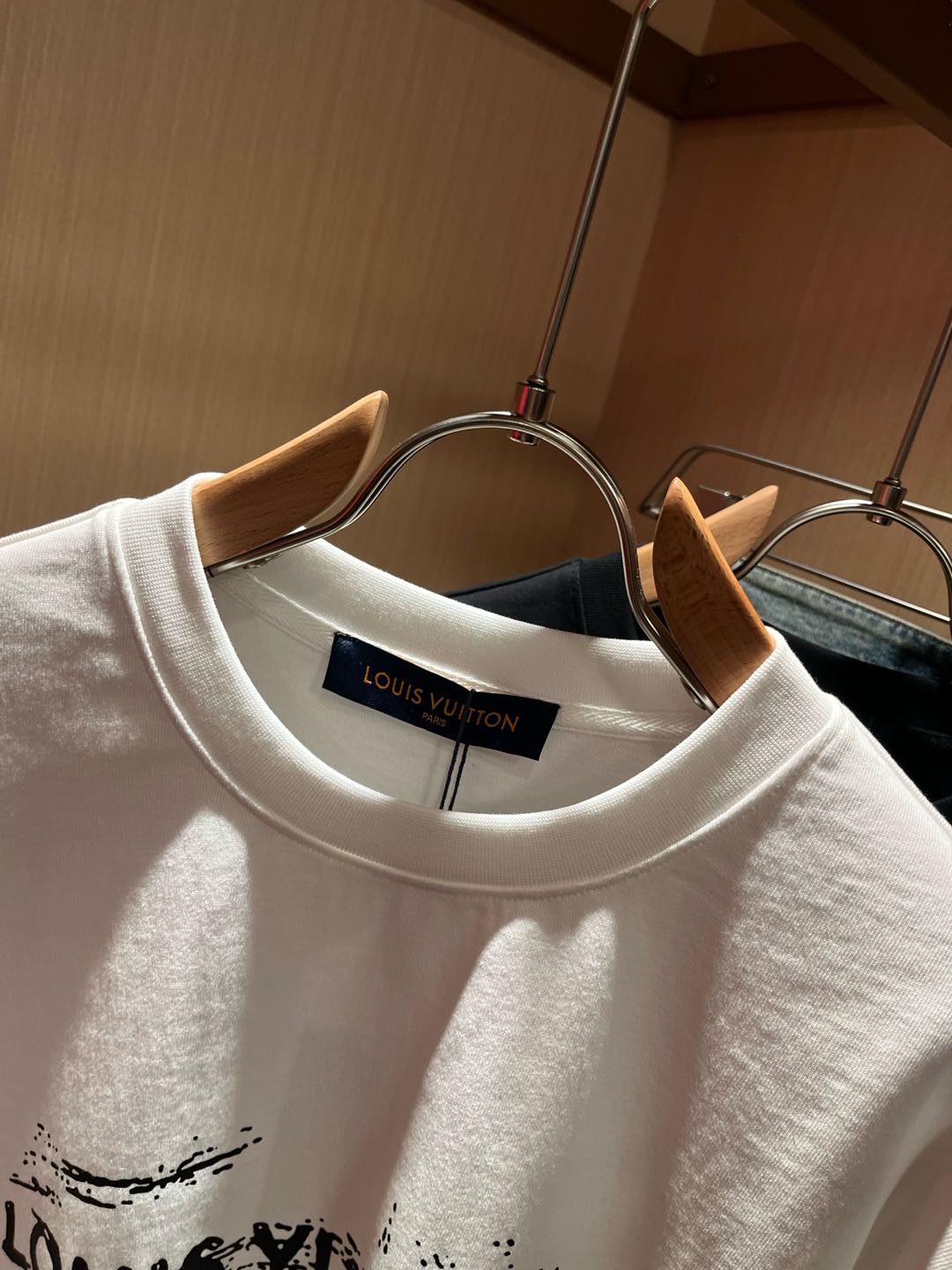   LouisVuitt*路易*登 2025春夏全新系列单品上线，非常时髦前卫的一款男女同款短袖T恤，标