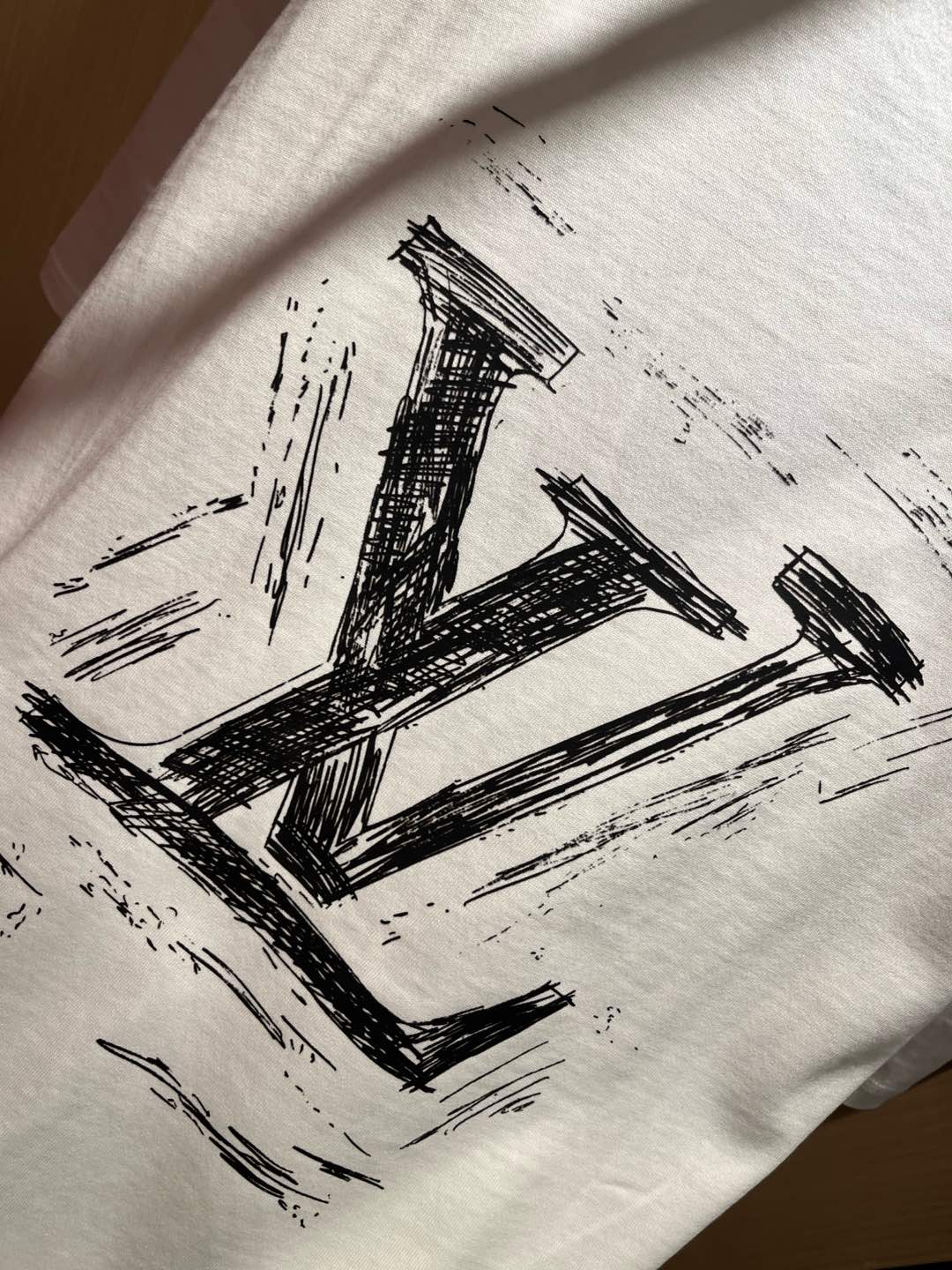   LouisVuitt*路易*登 2025春夏全新系列单品上线，非常时髦前卫的一款男女同款短袖T恤，标