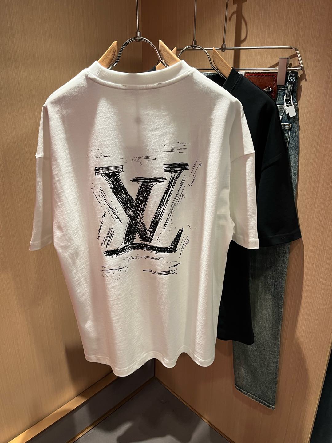   LouisVuitt*路易*登 2025春夏全新系列单品上线，非常时髦前卫的一款男女同款短袖T恤，标