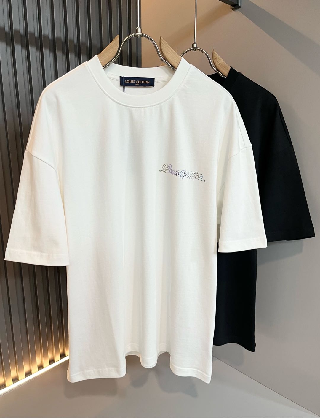 NO:120233,LouisVuitt*Louis*Deng The new series of spring and summer 2025 products are launched, a very fashionable and avant-garde short-sleeved T-shirt for men and women, with logo logo pattern and diamond decoration!  Different from the past, it declares the design concept that has been passed down for many years in the brand!  Its eye-catchingness is no less than any classic style, perfectly presenting the fashionable, high-end and luxurious feeling in front of the world!  Made of imported cotton materials, selected high-quality pure cotton fabrics, soft and soft to the touch, the real thing is definitely beyond your imagination, close to the body and breathable, even if you sweat profusely, you will not feel greasy or stuffy, and will bring sweating and moisture absorption to the extreme!  Size S-2XL, louis vuitton,louis vuitton,t-shirt,tees,t-shirt,alexander wang19860909LouisVuitt*路易*登 2025春夏全新系列单品上线,非常时髦前卫的一款男女同款短袖T恤,标识logo图案烫钻修饰！区别于以往的不同,宣示品牌传承多年的设计理念！其吸睛度完全不亚于任何经典款式,将时髦高级感与奢华感完美呈现在世人眼前！客供进口全棉材质制成,精选优质纯棉面料,触感软糯亲肤细腻,实物到手绝对超乎你的想象,贴身无比舒适透气,即便是汗流浃背也不会有腻身及闷热感可言,将排汗吸湿性发挥到了极致！尺码S-2XL,,louis vuitton,louis vuitton,T-shirt,tees，t-shirt,alexander wang,Men's clothing