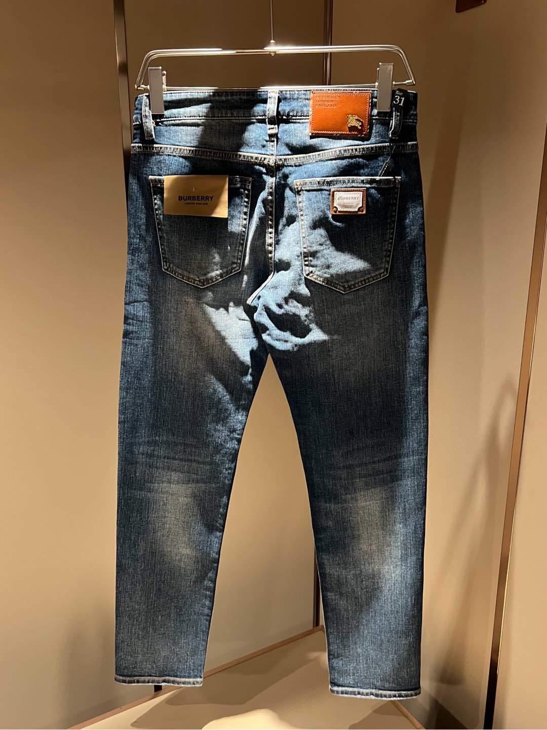【⚠️】 BURBER*Y巴*莉 2025早春新品男士高端休闲百搭牛仔裤!对于BUR粉丝来说,这样大