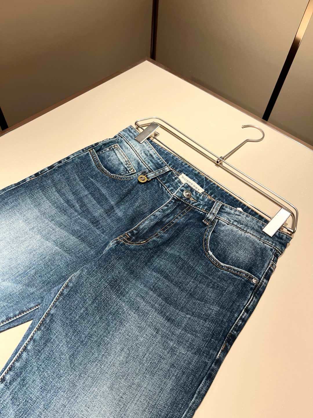 【⚠️】 BURBER*Y巴*莉 2025早春新品男士高端休闲百搭牛仔裤!对于BUR粉丝来说,这样大