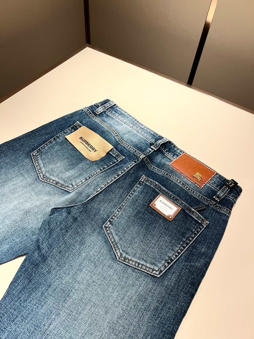 【⚠️】 BURBER*Y巴*莉 2025早春新品男士高端休闲百搭牛仔裤!对于BUR粉丝来说,这样大