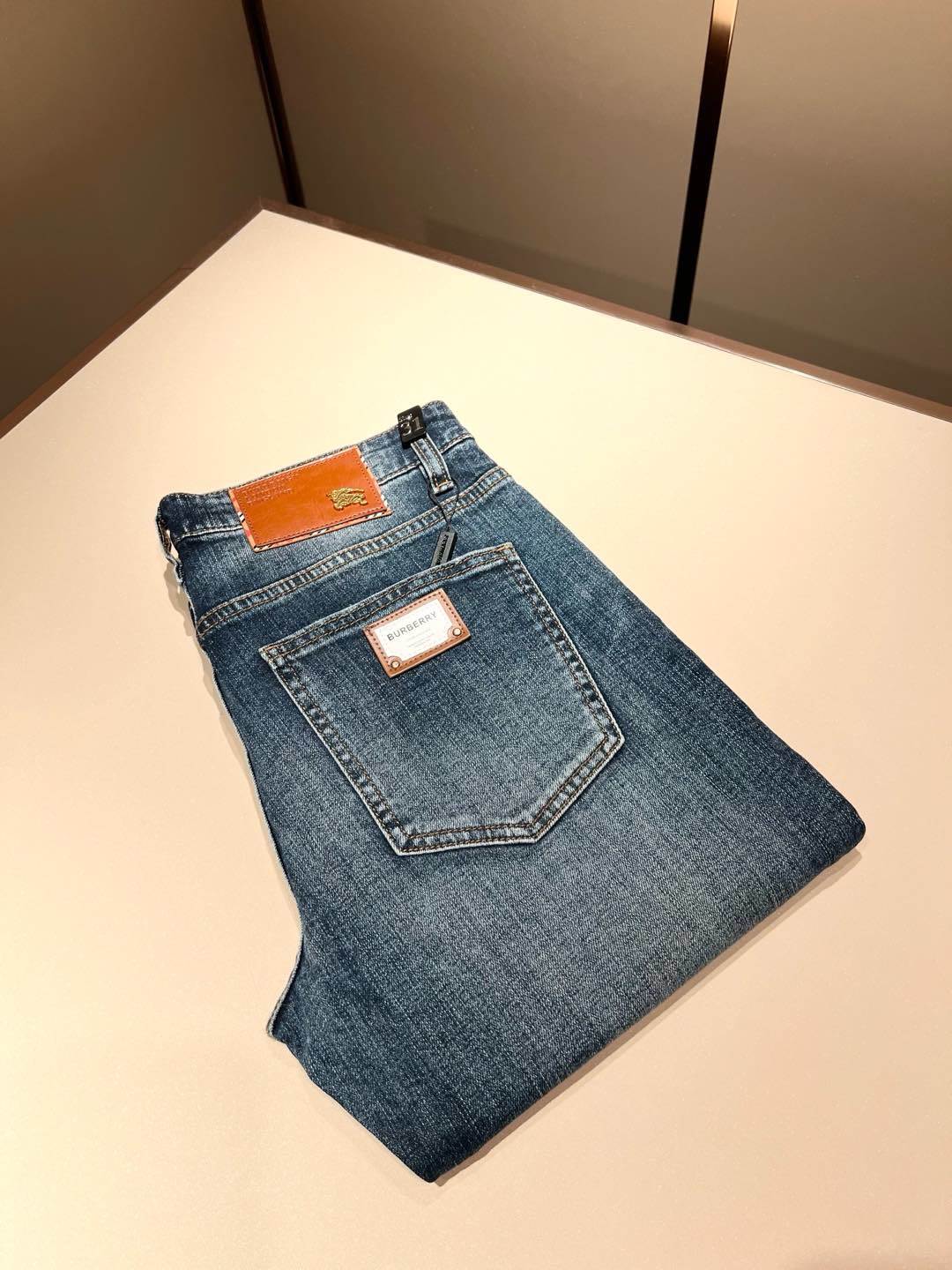【⚠️】 BURBER*Y巴*莉 2025早春新品男士高端休闲百搭牛仔裤!对于BUR粉丝来说,这样大