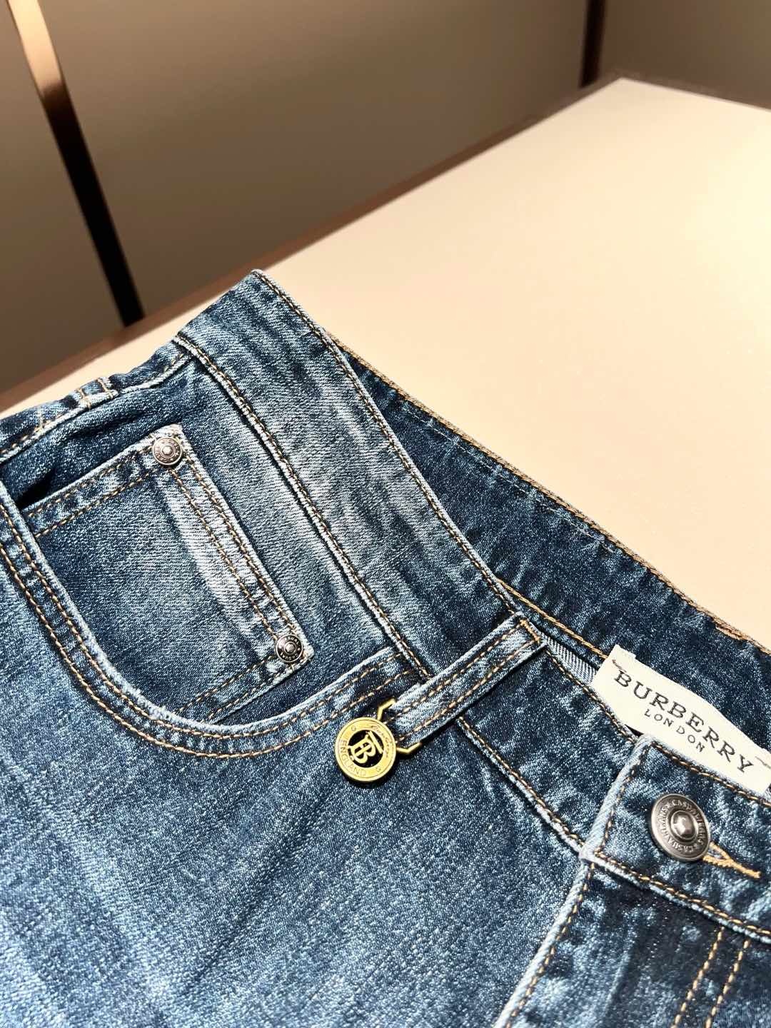 【⚠️】 BURBER*Y巴*莉 2025早春新品男士高端休闲百搭牛仔裤!对于BUR粉丝来说,这样大