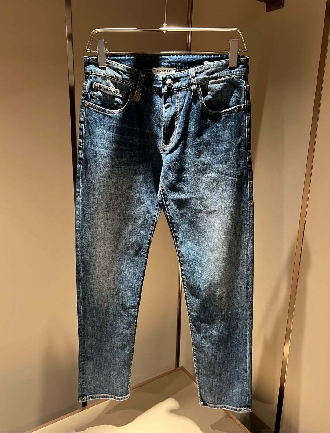 【⚠️】 BURBER*Y巴*莉 2025早春新品男士高端休闲百搭牛仔裤!对于BUR粉丝来说,这样大