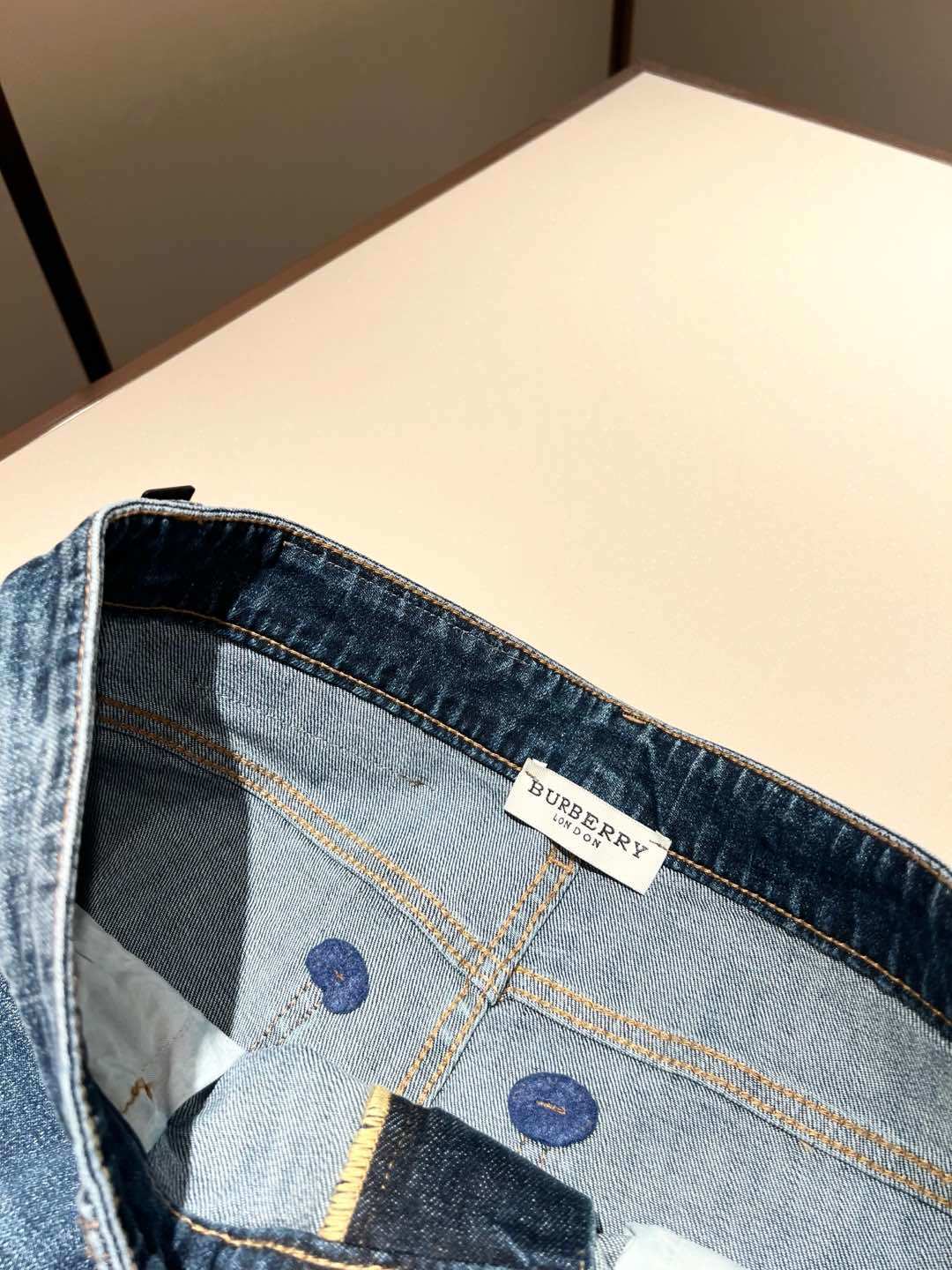 【⚠️】 BURBER*Y巴*莉 2025早春新品男士高端休闲百搭牛仔裤!对于BUR粉丝来说,这样大