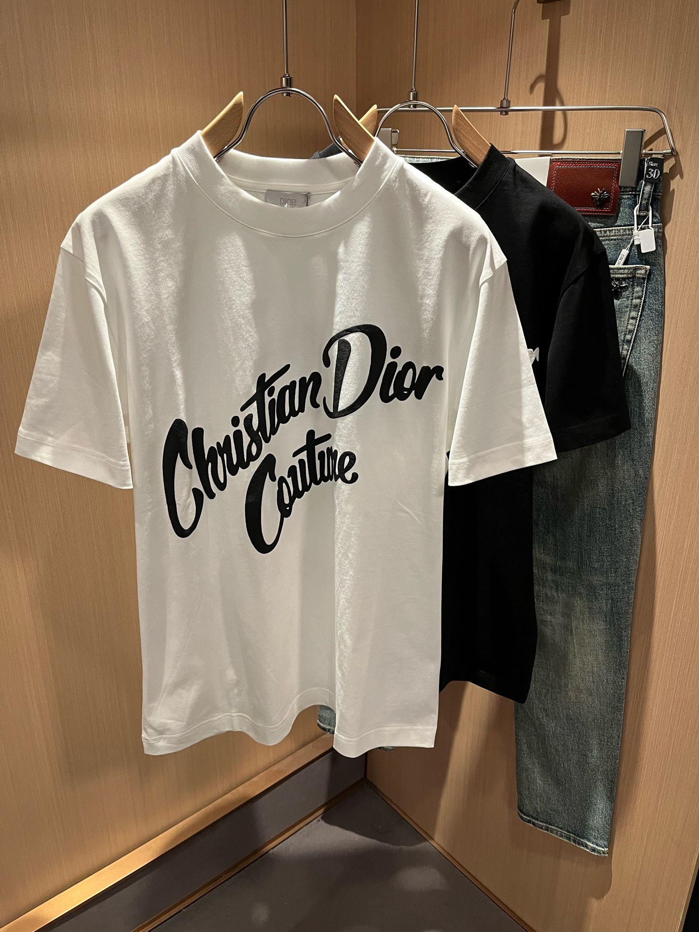 NO:422403,Dio*Dijia 2025 spring and summer new short-sleeved T-shirt for men and women, and the counter is available at the same time!  Customized exclusive 260g pure cotton fabric, customized original craft threads, chest logo pattern printing craft design!  Simple and generous, calm and versatile, extremely high-end, perfectly integrated with fashion and style, a top fashionable style that perfectly suits the outside wear!  The overall feeling is natural!  The ultimate classic versatile short-sleeved T-shirt adopts the latest three-dimensional letter logo velvet-filled elements design!  The ultimate perfection of heavy industry!  Fans who pursue high quality are please buy them by themselves, and all fans who know the goods are invited to appreciate this model together!  !  Color black white Size S-2XL,,dior,dior,T-shirt,tees,t-shirt,alexander wang19860909Dio*迪家 2025春夏新款男女同款短袖T恤,专柜同步发售！定制专属260克纯棉面料,定制原版工艺螺纹,胸前logo图案印花工艺设计！简约大方,从容百搭,档次极高,完美融入时尚还有风情感一款完美符合外穿的顶尖时髦气质款！整体给人浑然天成的感觉！极致经典的百搭型短袖T恤,采用最新的立体字母logo压绒元素设计！极致的重工极致的完美！追求高品质的粉丝们请自行抢购,诚邀所有识货的粉丝一同鉴赏此款！！颜色黑色 白色 尺码S-2XL,,dior,dior,T-shirt,tees，t-shirt,alexander wang,Men's clothing