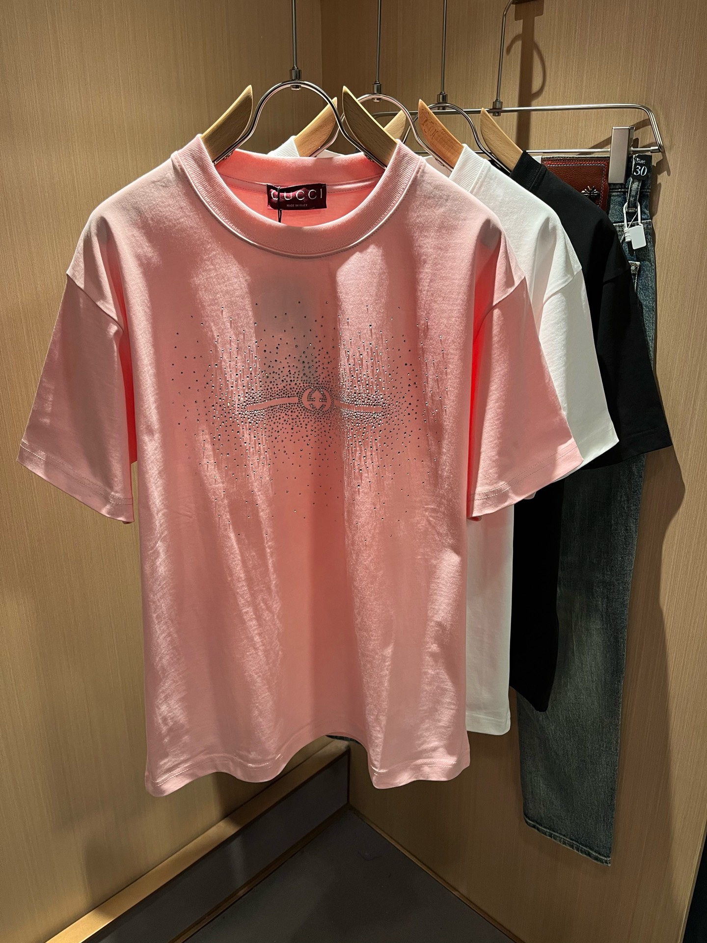 NO:116958,Gucc* Gujia 2025 spring and summer series basic round neck pullover short-sleeved T-shirt, men and women's couples casual loose cotton round neck short-sleeved T-shirt!  Trading companies have sparse channels and are released on the official website at the same time!  The latest series of spring and summer 2025, classic fashion design elements, injecting full vitality into the new series. This T-shirt is carefully selected for imported cotton fabrics. The fabric feels skin-friendly and soft and delicate, and the body logo pattern is ironed diamond design!  It has an extremely comfortable and breathable wearing experience. The whole item is very eye-catching and fashionable, and is deeply loved by young people today!  The loose round neck cut is a neutral style regardless of age and gender, suitable for matching all the styles and looks you need in your daily life!  It is recommended to wear couple outfits to go out on the street to make it more pleasing to the eye!  Size XS-L, gucci, gucci, T-shirt, tees, t-shirt, alexander wang19860909Gucc*古家 2025春夏系列基础圆领套头短袖T恤,男女同情侣款休闲宽松棉质圆领短袖T恤衫！贸易公司渠道稀出,同步官网发售 ！ 2025春夏最新系列,经典时尚设计元素,为全新系列注入满满活力,这款T恤衫用心甄选客供进口棉面料制成,面料手感亲肤柔软细腻,衣身logo图案烫钻设计！拥有着无比舒适透气性的穿着体验,整件单品极具吸睛度与时尚感,深受当下年轻人的喜爱！基础宽松的圆领版型裁剪,不分年龄与性别的中性款式,适合搭配你日常所需的所有风格与造型！建议搭配情侣装出街会更为养眼出色！尺码XS-L,,gucci,gucci,T-shirt,tees，t-shirt,alexander wang,Men's clothing