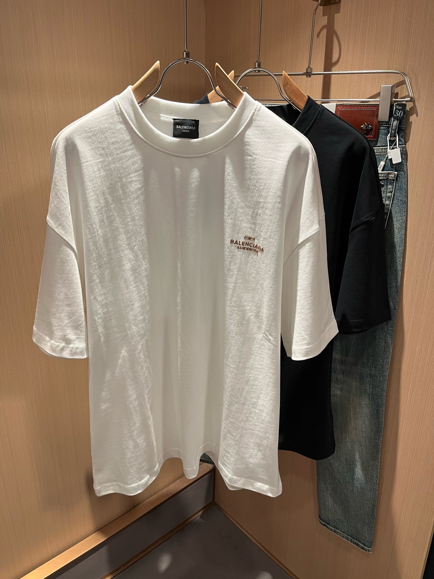 NO:123387,BALENCI*GA Paris* Home 2025 Spring and Summer New Men and Women's Same Short-Sleeve T-shirt!  Fashionable casual short-sleeved T-shirt with catwalk pattern prints!  Design logo printing design!  The most designed and selected customer-supplied 280g pure cotton fabric, which feels soft and skin-friendly, is comfortable and breathable, and you can’t picky about the real thing!  Loose, small, shoulder-dead round neck cut, genderless couple mixed styles, opening up a new fashion charm!  Differentiate the market version of the high-end custom series!  Size S-2XL, balenciaga, T-shirt,tees, t-shirt,alexander wang19860909BALENCI*GA巴黎*家 2025春夏新款男女同款短袖T恤！走秀图案印花时尚休闲短袖T恤衫！设计logo印花设计！极具设计精选客供280g纯棉面料,手感柔软亲肤,着身舒适透气性都无法挑剔,实物绝对会让你爱不释手！宽松小落肩的圆领版型裁剪,无性别主义的情侣混穿款式,打开全新的时装新韵味！区别市场版本高定系列！尺码S-2XL,,balenciaga,T-shirt,tees，t-shirt,alexander wang,Men's clothing