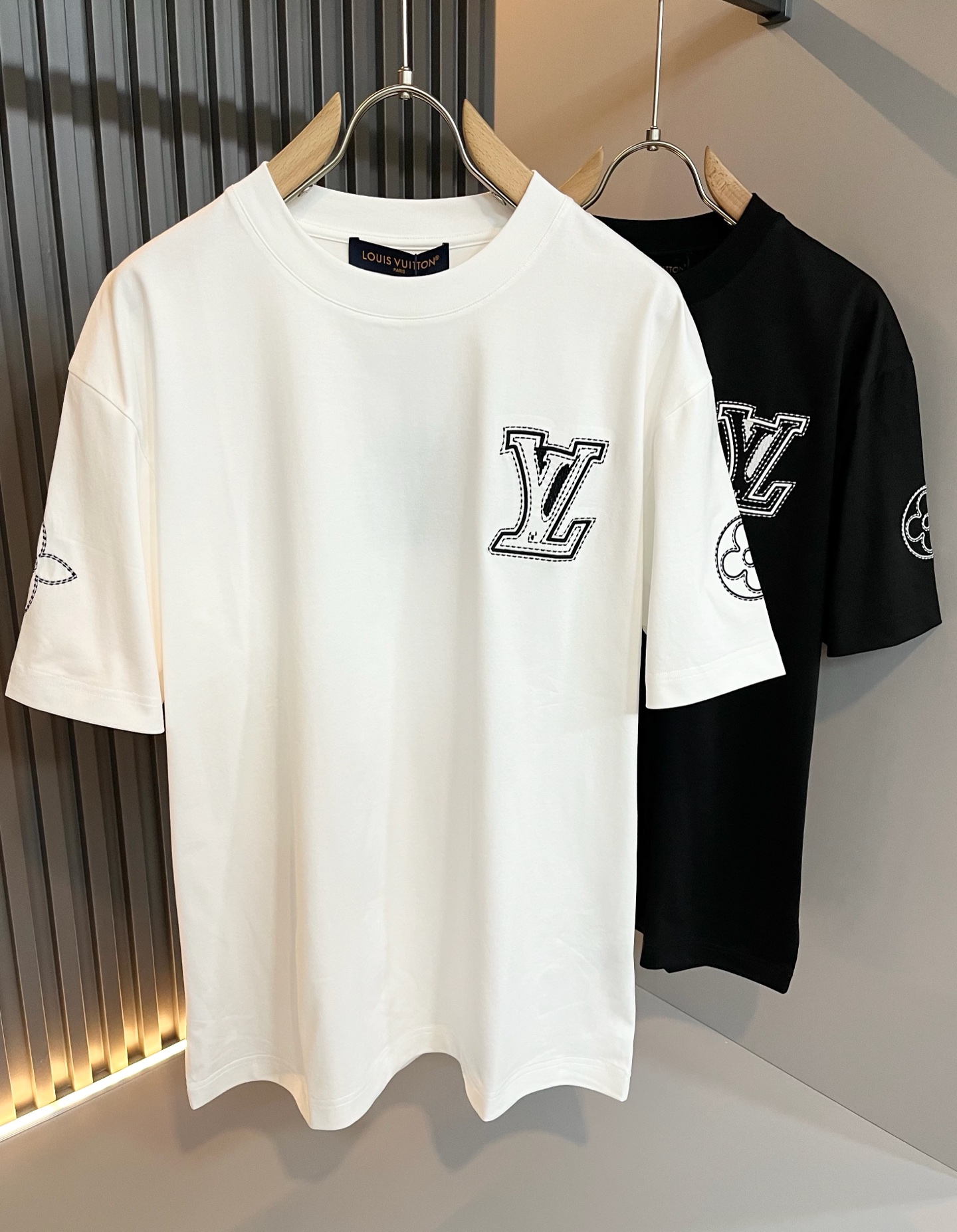 NO:130318,LouisVuitt*Louis*Deng The new series of spring and summer 2025 products are launched, a very fashionable and avant-garde short-sleeved T-shirt for men and women, with logo embroidery embroidery decoration!  Different from the past, it declares the design concept that has been passed down for many years in the brand!  Its eye-catchingness is no less than any classic style, perfectly presenting the fashionable, high-end and luxurious feeling in front of the world!  Made of imported 280 grams of cotton, selected high-quality pure cotton fabrics, soft and soft to the touch, the real thing is definitely beyond your imagination, close to the body and breathable, even if you sweat profusely, you will not feel greasy or stuffy, and will bring sweating and moisture absorption to the extreme!  Size M-3XL, louis vuitton,louis vuitton,t-shirt,tees,t-shirt,alexander wang19860909LouisVuitt*路易*登 2025春夏全新系列单品上线,非常时髦前卫的一款男女同款短袖T恤,标识logo图案刺绣修饰！区别于以往的不同,宣示品牌传承多年的设计理念！其吸睛度完全不亚于任何经典款式,将时髦高级感与奢华感完美呈现在世人眼前！客供进口280克全棉材质制成,精选优质纯棉面料,触感软糯亲肤细腻,实物到手绝对超乎你的想象,贴身无比舒适透气,即便是汗流浃背也不会有腻身及闷热感可言,将排汗吸湿性发挥到了极致！尺码M-3XL,,louis vuitton,louis vuitton,T-shirt,tees，t-shirt,alexander wang,Men's clothing