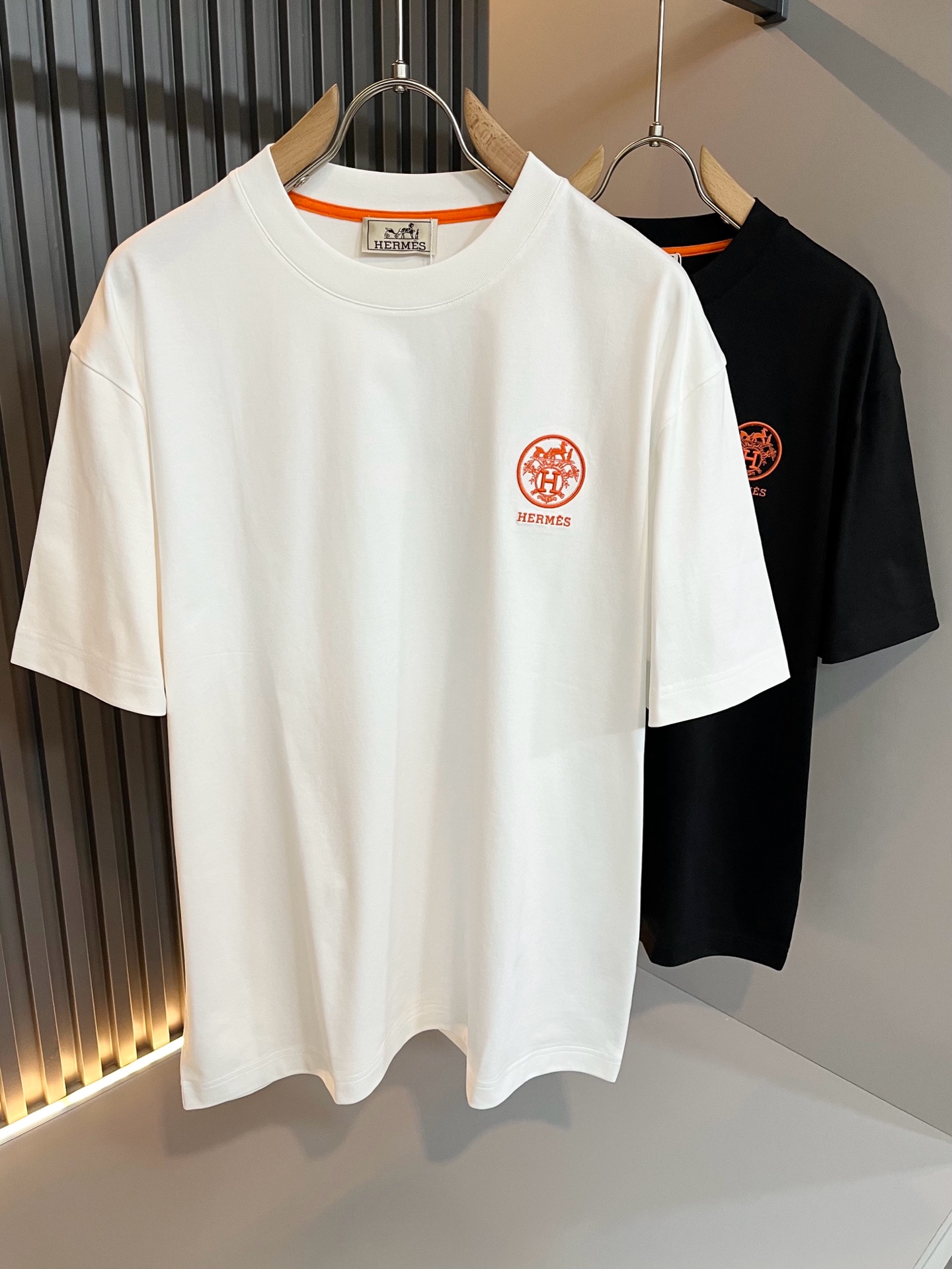 NO:127711,Her*mes 2025 spring and summer new men's short-sleeved T-shirt, a brand-new upgraded versatile basic style, low-key and luxurious, and a choice of character!  Select high-quality and selected pure cotton fabrics!  Created, enjoy a relaxed and comfortable wearing experience, with super vertical performance, and has a strong sense of art. The iconic logo embroidery craftsmanship is designed with meticulous craftsmanship and high recognition, showing the new brand micro-label culture!  Classic perfect layout design, precise and in place for cutting. Simple and atmospheric style, and can show fashionable charm in daily leisure life. Size M-3XL, T-shirt,tees, t-shirt,alexander wang19860909Her*mes爱*仕2025春夏新款男士短袖T恤,全新升级百搭基础款,低调奢华,品格之选！甄选优质精选纯棉面料！打造而成,享受轻松自在的穿着体验,有着超强的垂直性能 艺术感极强标志性logo刺绣工艺设计,工艺细致,辨识度极高,展现全新品牌微标文化！经典完美版型设计,在裁剪上精准到位.简约大气风格,又能在日常休闲生活中展现时尚魅力.尺码M-3XL,,T-shirt,tees，t-shirt,alexander wang,Men's clothing