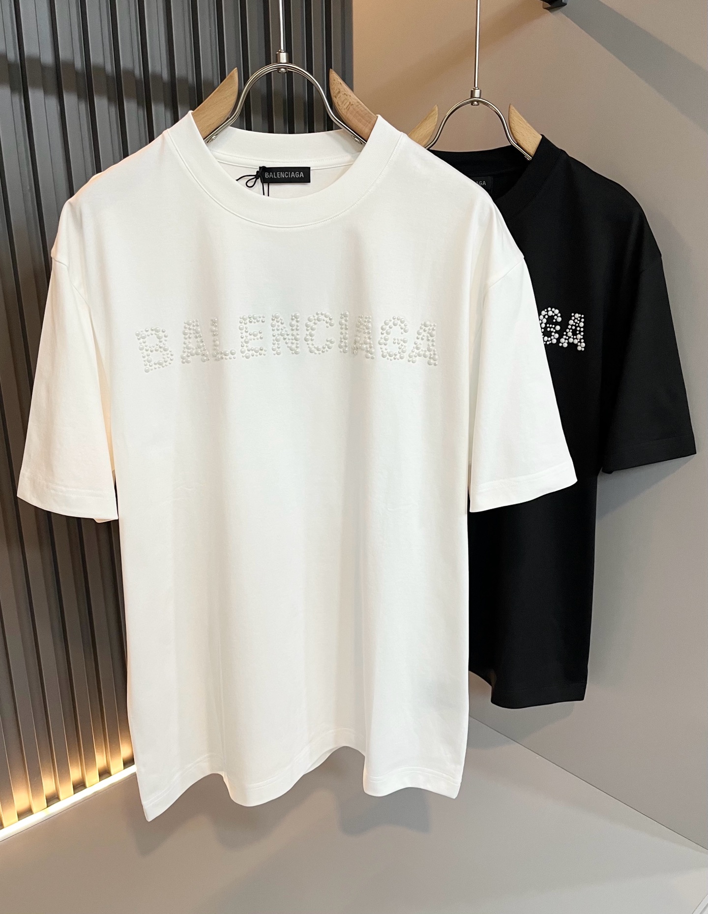 NO:126511,BALENCIA* Paris* Home 2025 Spring and Summer New Men and Women Couples Casual Loose Cotton Round Neck Short Sleeve T-shirt!  Trading companies have sparse channels and are released on the official website at the same time!  The latest series of spring and summer 2025, classic fashion design elements, injecting full vitality into the new series. This T-shirt is carefully selected for customers to use imported cotton fabrics. The fabric feels skin-friendly and soft and delicate, and the body logo is velvet-pressed!  It has an extremely comfortable and breathable wearing experience. The whole item is very eye-catching and fashionable, and is deeply loved by young people today!  The loose round neck cut is a neutral style regardless of age and gender, suitable for matching all the styles and looks you need in your daily life!  It is recommended to wear couple outfits to go out on the street to make it more pleasing to the eye!  Size M-3XL, balenciaga, T-shirt,tees, t-shirt,alexander wang19860909BALENCIA*巴黎*家 2025春夏新款男女同情侣款休闲宽松棉质圆领短袖T恤衫！贸易公司渠道稀出,同步官网发售 ！ 2025春夏最新系列,经典时尚设计元素,为全新系列注入满满活力,这款T恤衫用心甄选客供进口棉面料制成,面料手感亲肤柔软细腻,衣身logo压绒设计！拥有着无比舒适透气性的穿着体验,整件单品极具吸睛度与时尚感,深受当下年轻人的喜爱！基础宽松的圆领版型裁剪,不分年龄与性别的中性款式,适合搭配你日常所需的所有风格与造型！建议搭配情侣装出街会更为养眼出色！尺码M-3XL,,balenciaga,T-shirt,tees，t-shirt,alexander wang,Men's clothing