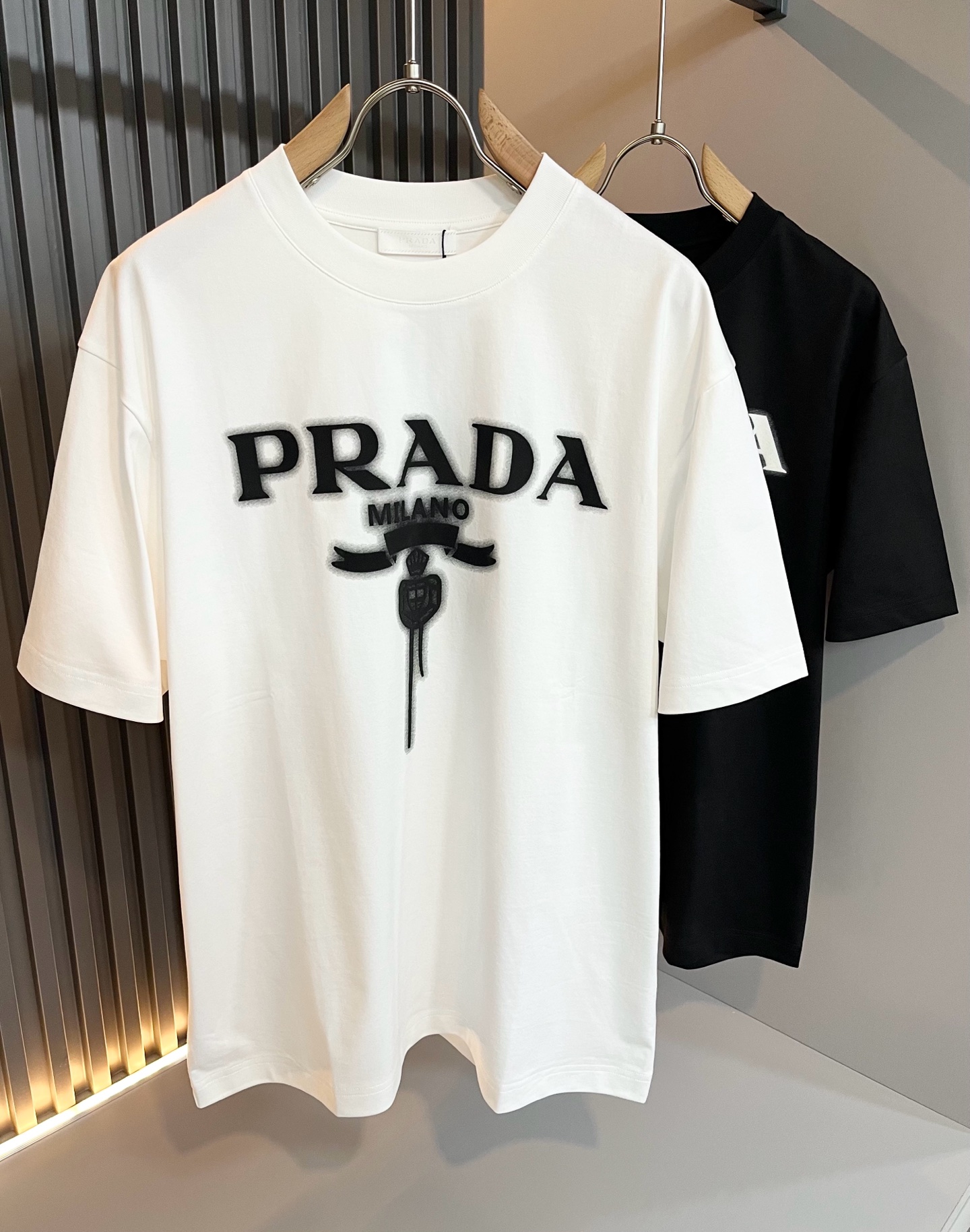 NO:126534,PRAD*A Pu*da 2025 spring and summer new short-sleeved T-shirt for men and women, the latest model is exclusively available on the entire network!  !  ~ It is classic and fashionable and versatile, who doesn’t like it? It will show the classic again. It is very pleasing to the eye and comes with a low luxury halo and recognition!  Pr*da's traditional brand concept and modern advanced technology are perfectly combined. Coupled with the extremely modern and simple design, P's exclusive logo pattern offset printing design!  Customized 100% imported pure cotton fabric!  The texture of this model is quite touching, the specifications and grades are known with tentacles. The degree of delicateness and breathability are top-notch!  Size M-3XL, prada, T-shirt,tees, t-shirt,alexander wang19860909PRAD*A普*达2025春夏新款男女同款短袖T恤,最新款全网独家首上！！~既经典有时尚百搭,谁不爱啊,将经典再次展现,非常的耐看,自带低奢光环与辨识度！Pr*da传统的品牌理念和现代化的先进技术进行了完美结合.加上极其现代摩登风范的简约设计,p家专属logo图案压胶印花设计！定制百分百进口纯棉面料！此款的质感相当感人 触手便知规格档次 细腻程度与透气效果堪称顶级！尺码M-3XL,,prada,T-shirt,tees，t-shirt,alexander wang,Men's clothing