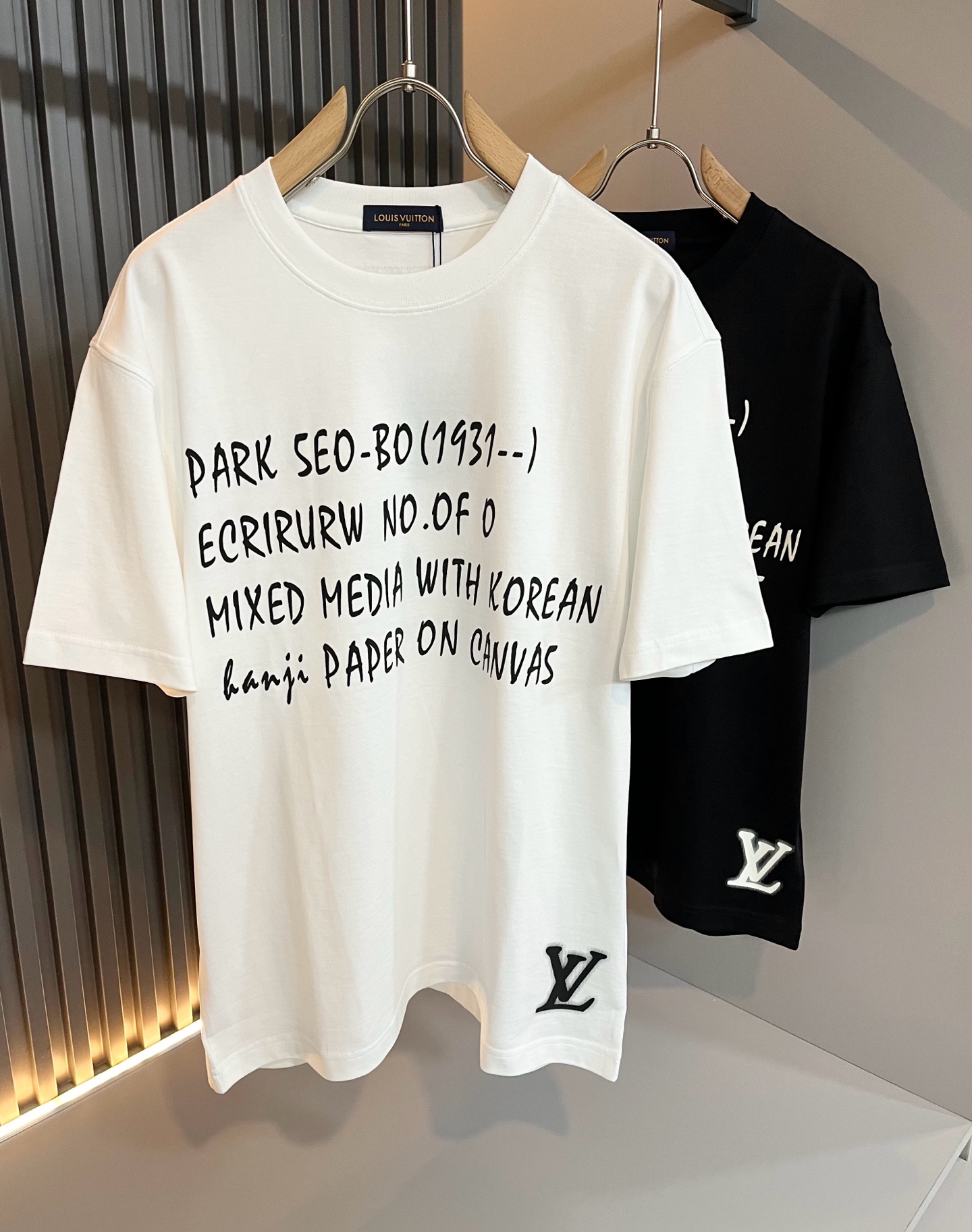 NO:126517,LouisVuitt*Louis*Deng The new series of spring and summer 2025 products are launched, a very fashionable and avant-garde short-sleeved T-shirt for men and women, with logo logo pattern and printing decoration!  Different from the past, it declares the design concept that has been passed down for many years in the brand!  Its eye-catchingness is no less than any classic style, perfectly presenting the fashionable, high-end and luxurious feeling in front of the world!  Made of imported 280 grams of cotton, selected high-quality pure cotton fabrics, soft and soft to the touch, the real thing is definitely beyond your imagination, close to the body and breathable, even if you sweat profusely, you will not feel greasy or stuffy, and will bring sweating and moisture absorption to the extreme!  Size M-3XL, louis vuitton,louis vuitton,t-shirt,tees,t-shirt,alexander wang19860909LouisVuitt*路易*登 2025春夏全新系列单品上线,非常时髦前卫的一款男女同款短袖T恤,标识logo图案印花修饰！区别于以往的不同,宣示品牌传承多年的设计理念！其吸睛度完全不亚于任何经典款式,将时髦高级感与奢华感完美呈现在世人眼前！客供进口280克全棉材质制成,精选优质纯棉面料,触感软糯亲肤细腻,实物到手绝对超乎你的想象,贴身无比舒适透气,即便是汗流浃背也不会有腻身及闷热感可言,将排汗吸湿性发挥到了极致！尺码M-3XL,,louis vuitton,louis vuitton,T-shirt,tees，t-shirt,alexander wang,Men's clothing