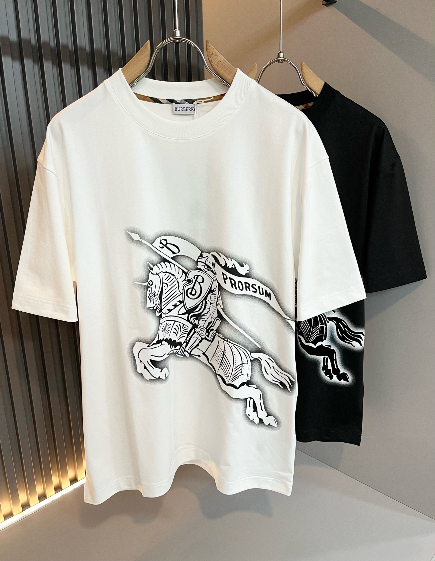 NO:126530,BURBER*Y Ba*li's new spring and summer 2025 short-sleeved T-shirt for men and women, is coming, and is made of a popular environmentally friendly pure cotton fabric recently. It is a high-end outdoor sports and leisure series, which is very popular in sports!  BUR's latest special material, logo pattern velvet design!  Fabric is also called memory cloth, which refers to fabrics with morphological memory functions. It instantly kills all versions on the market. It can only be said that it is not a level of existence at all. Whether it is material, detail restoration and craftsmanship, you are not afraid of any challenges. Just to contribute wonderful products to everyone. As always, it is consistent. A style that implements the core concept of BUR will be closely tied to fashion, always maintaining perfection, a simple but not simple design style perfectly meets the outfit you need in daily life. Size: M-3XL, burberry, T-shirt, tees, t-shirt, alexander wang19860909BURBER*Y巴*莉2025春夏新品男女同款短袖T恤,重磅来袭,最近比较火热的环保纯棉面料制作而成,高端户外运动休闲系列,非常火热运动风潮！BUR最新研发的特殊材质,标志logo图案压绒设计！面料也叫记忆布,是指具有形态记忆功能的面料,秒杀市面上一切版本,只能说根本就不是一个级别的存在,不管是材质还是细节还原度以及工艺制作方面,不惧任何挑战,只为给大家奉献绝妙产物一如既往,始终如一,贯彻了BUR核心理念的一个款式将与时尚紧紧的捆绑在一起,时刻保持完美,简约而不简单的的设计风格,完美的满足了你日常所需要的穿搭.尺码:M-3XL,,burberry,T-shirt,tees，t-shirt,alexander wang,Men's clothing