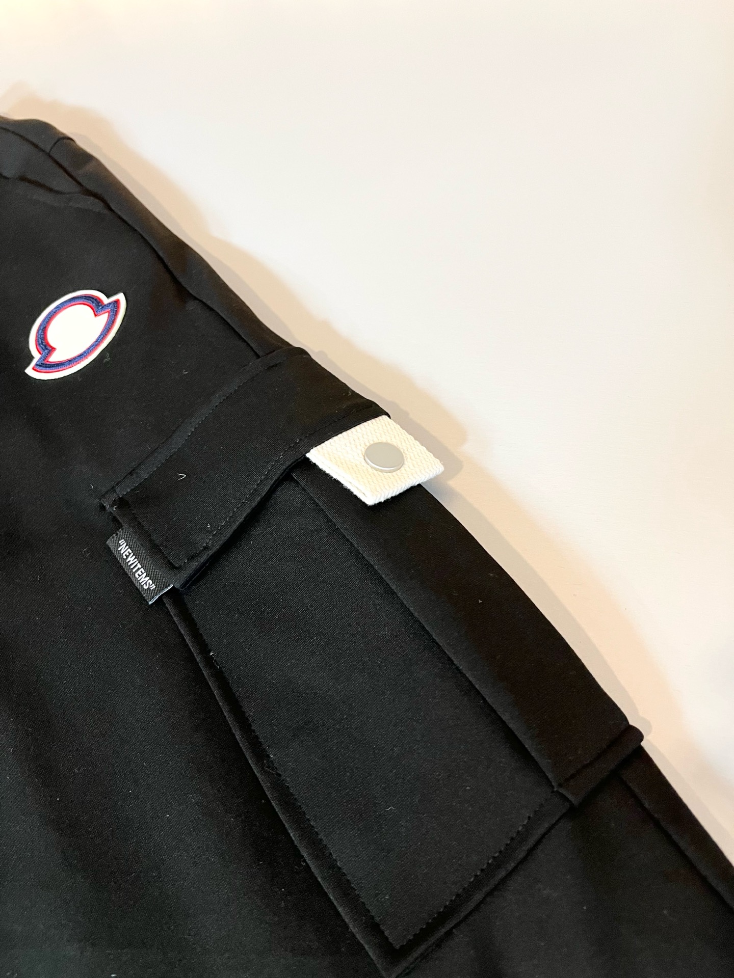  【⚠️】 Moncl*r蒙*口2025秋冬最新的贸易订单羽绒休闲裤！全品相！！裤腿logo图案徽章设计
