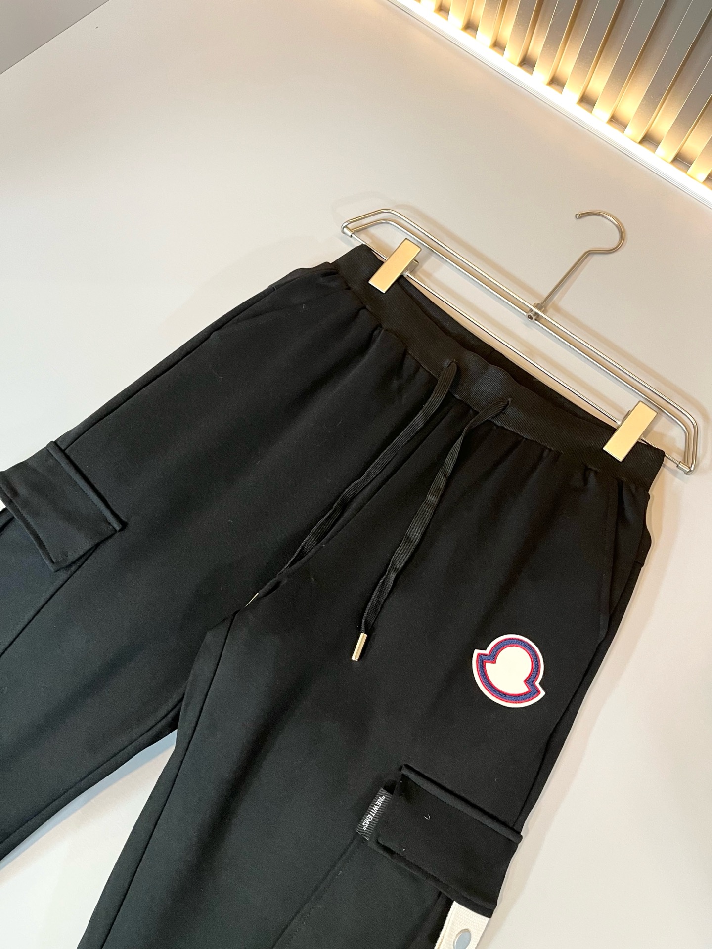  【⚠️】 Moncl*r蒙*口2025秋冬最新的贸易订单羽绒休闲裤！全品相！！裤腿logo图案徽章设计